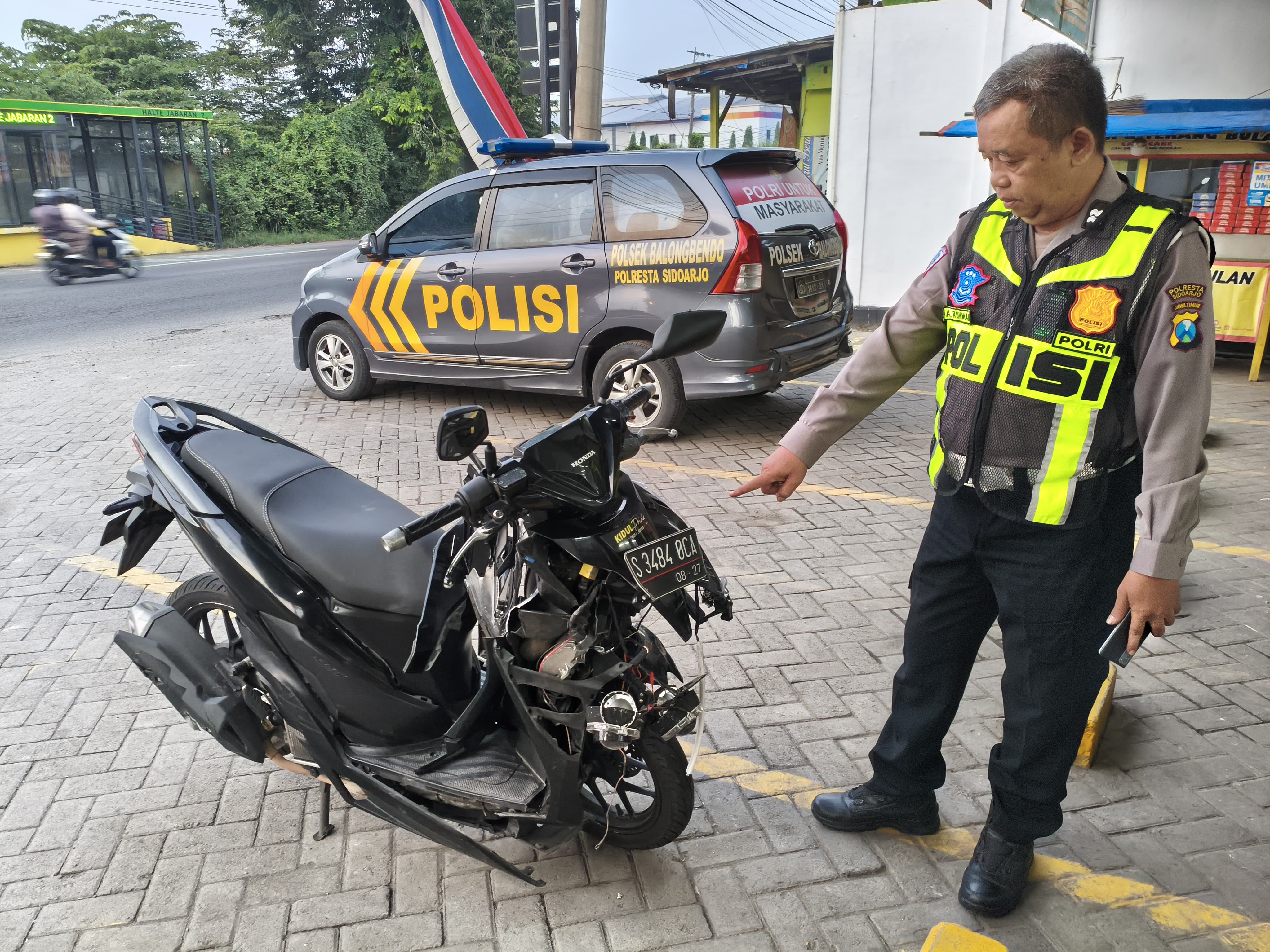RUSAK: Petugas menunjukkan motor milik korban yang terlibat kecelakaan lalu lintas.