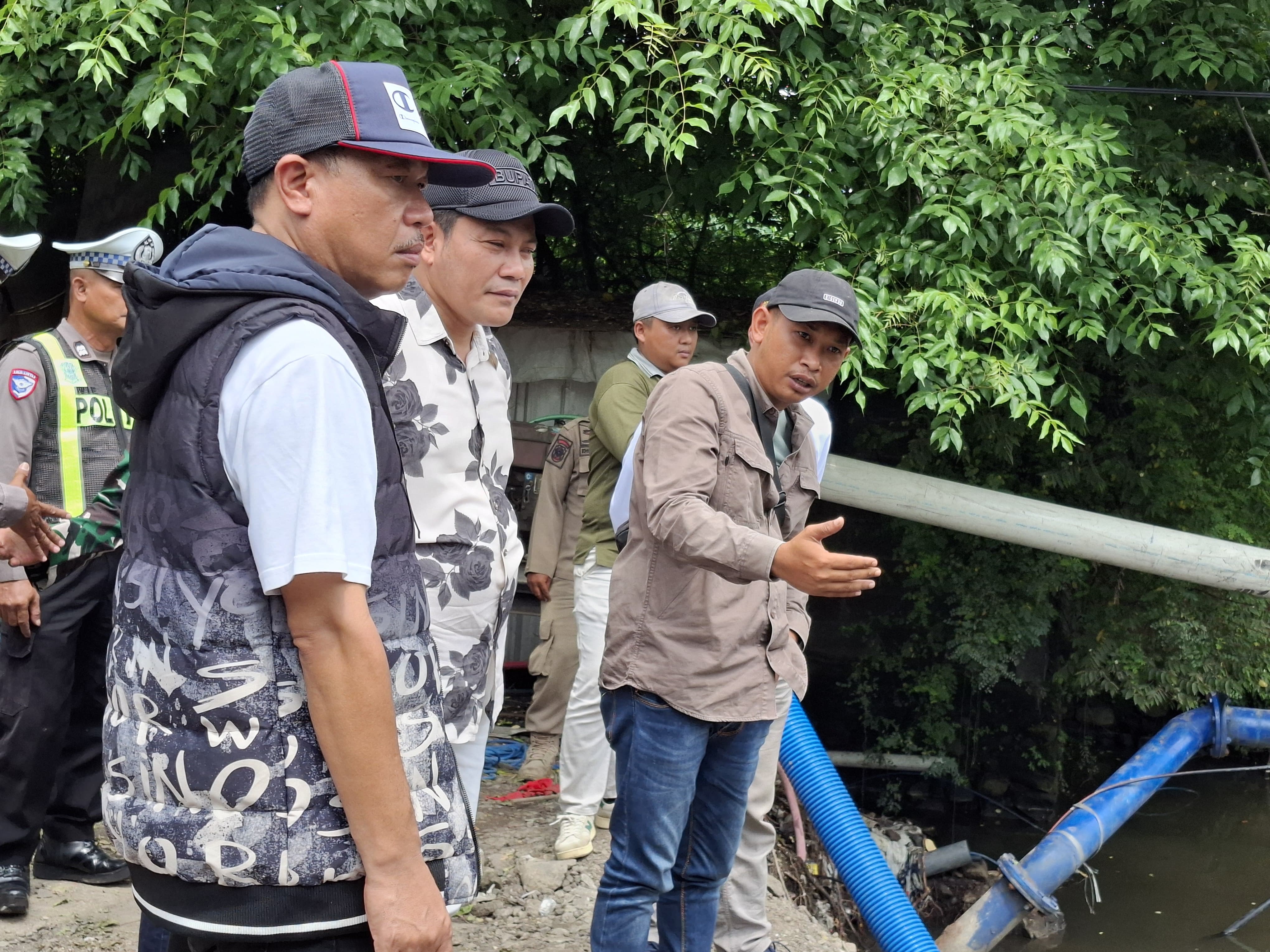 PRIHATIN: Bupati Sidoarjo Subandi (dua dari kiri) saat sidak di sejumlah proyek infrastruktur.
