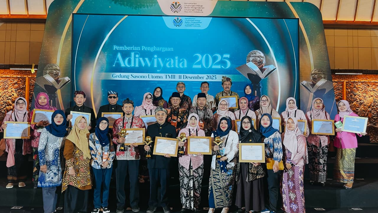 PRESTASI: 16 sekolah/madrasah dari Kabupaten Sidoarjo menerima penghargaan sebagai Sekolah Adiwiyata Nasional dan Mandiri 2025. (ANAS/RADAR SIDOARJO)