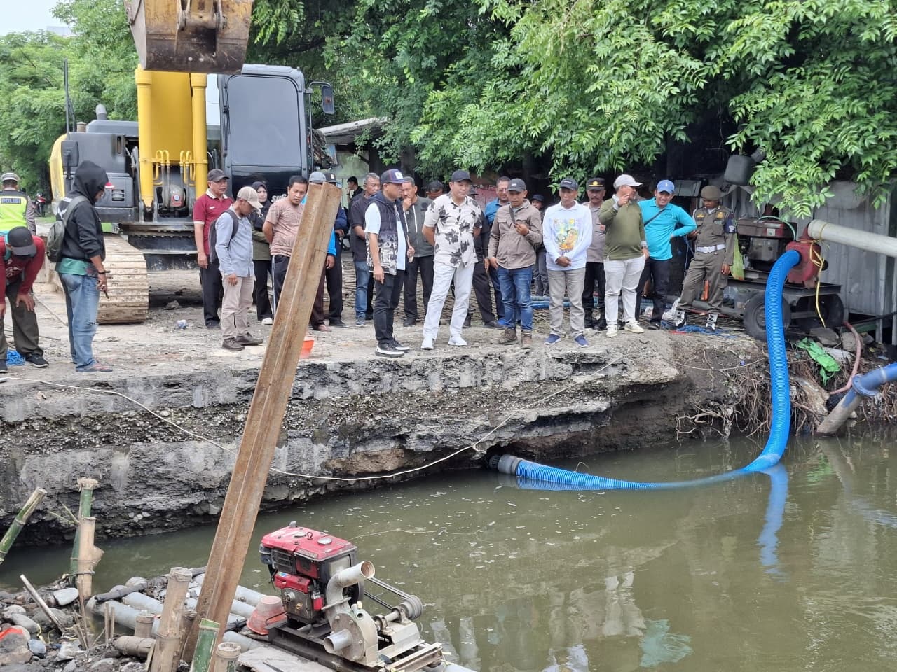 BIKIN MACET: Bupati Sidoarjo Subandi meninjau proyek crossing saluran air di Jalan Raya Trosobo.