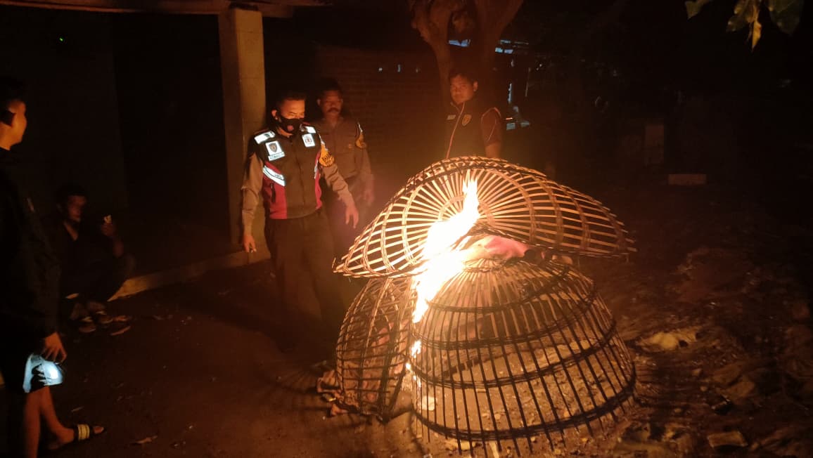 TEGAS: Petugas membakar sarana judi sabung ayam di Desa Kemangsen, Balongbendo, Sidoarjo.