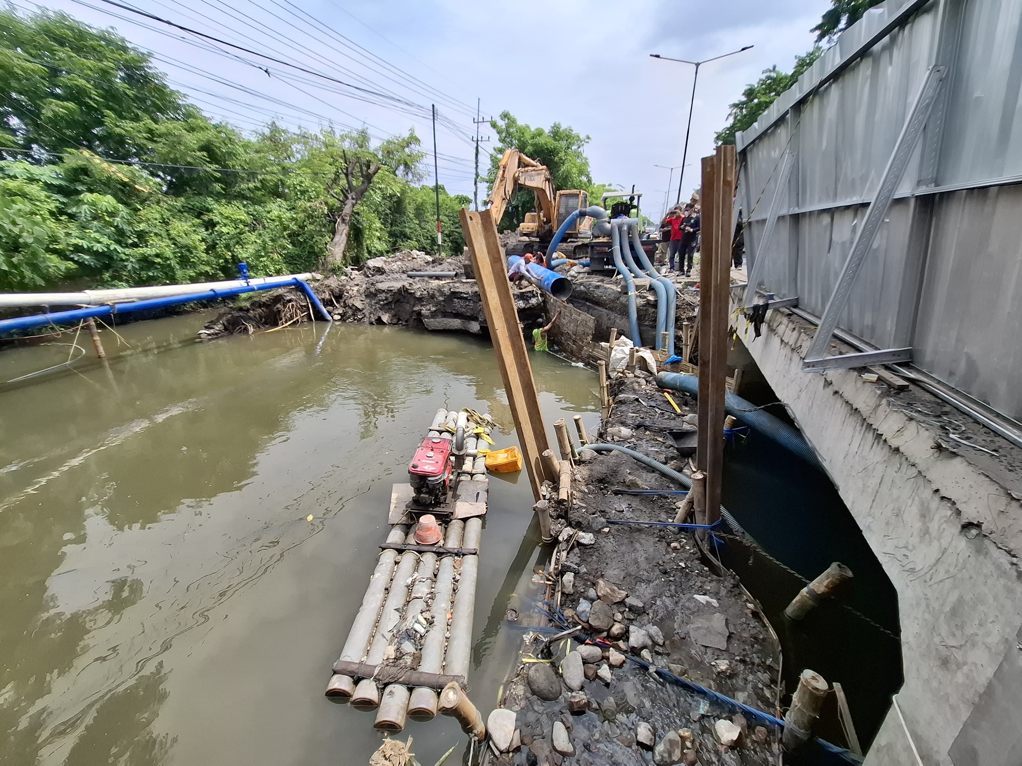 BELUM RAMPUNG: Proyek pelebaran jembatan di Jalan Raya Trosobo, Taman, masih dalam tahap pengerjaan. (DIKY SANSIRI/RADAR SIDOARJO)