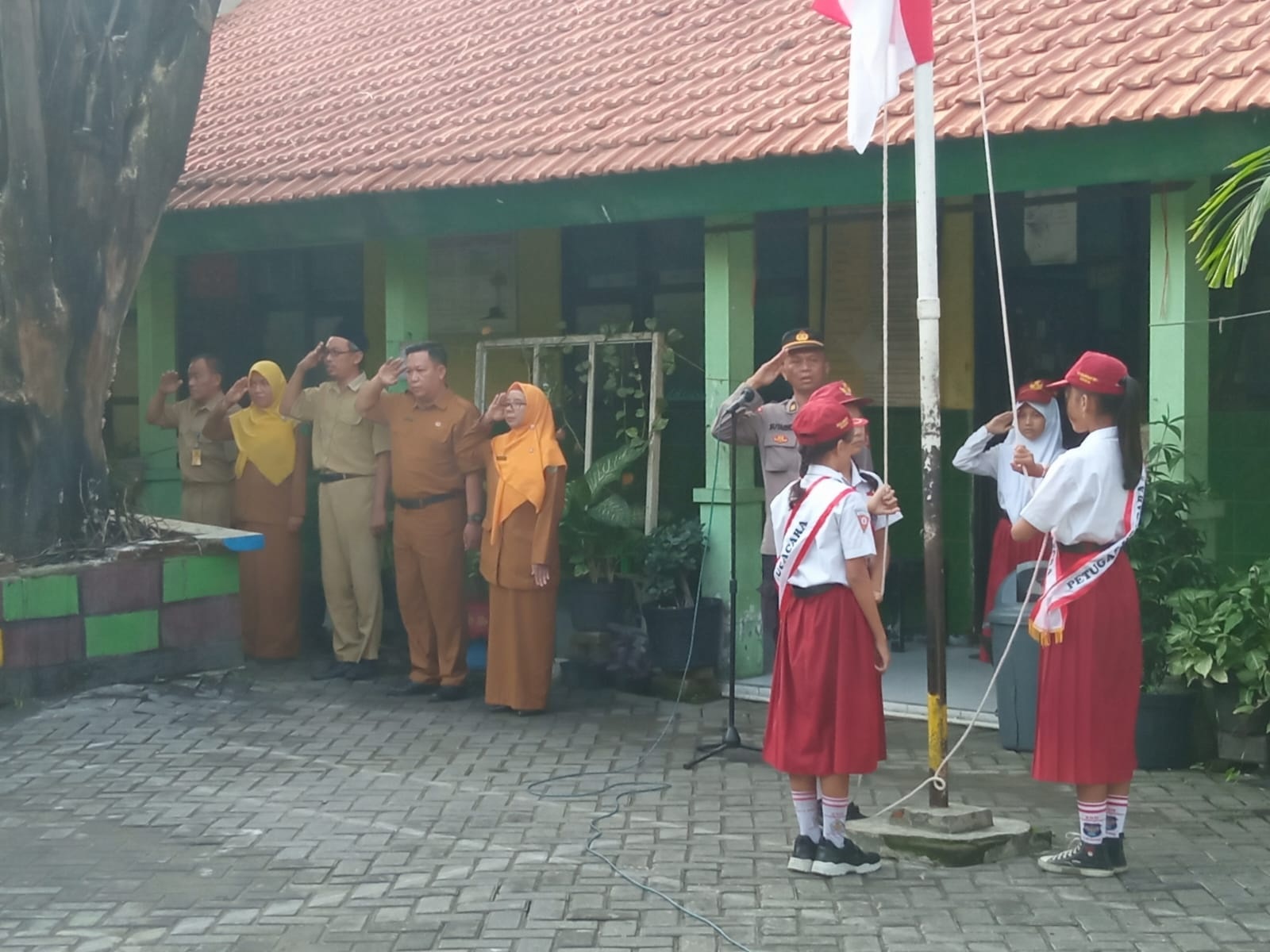 UPACARA: Personel Polsek Buduran memberikan motivasi kepada para pelajar saat berkunjung ke SDN Banjarkemantren, Sidoarjo.
