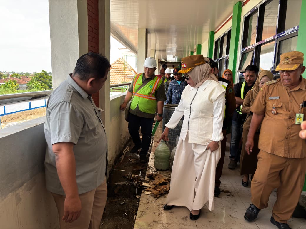 KURANG MEMUASKAN: Wakil Bupati Sidoarjo Mimik Idayana saat melihat kondisi SMPN 2 Prambon.