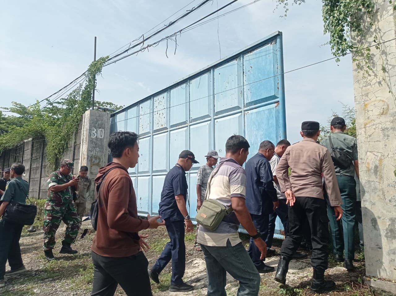 EKSEKUSI: Panitera Pengadilan Negeri Sidoarjo melaksanakan pengosongan terhadap sebidang tanah dan bangunan di komplek pergudangan Ragam di Desa Jemundo. (SURYANTO/RADAR SIDOARJO)