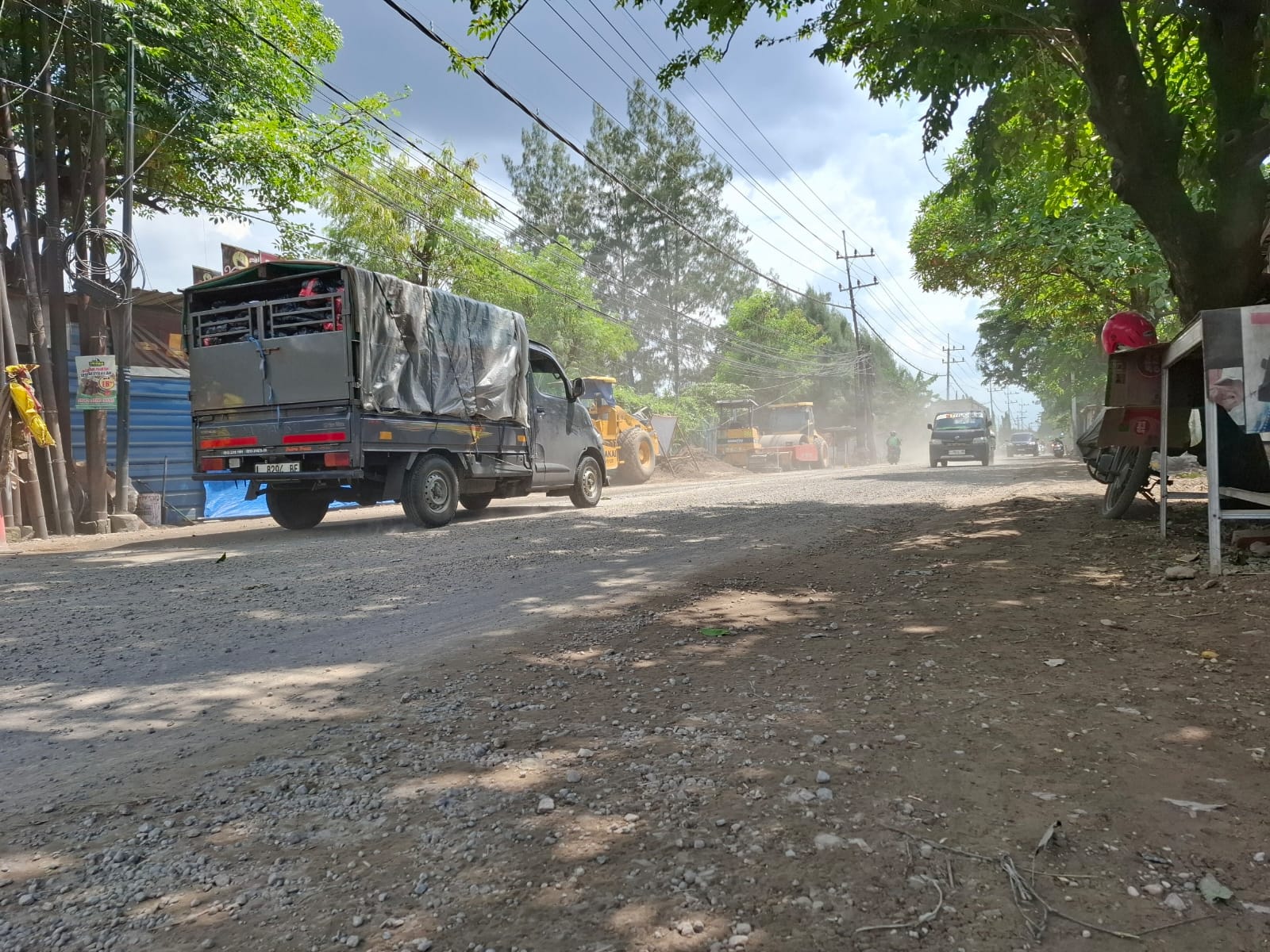 DIKEBUT: Ruas Jalan Raya Panglima Sudirman, Desa Kletek, hingga Jalan Raya Sawunggaling, Desa Jemundo, Kecamatan Taman, Sidoarjo mulai dikerjakan. (DIKY SANSIRI/RADAR SIDOARJO)