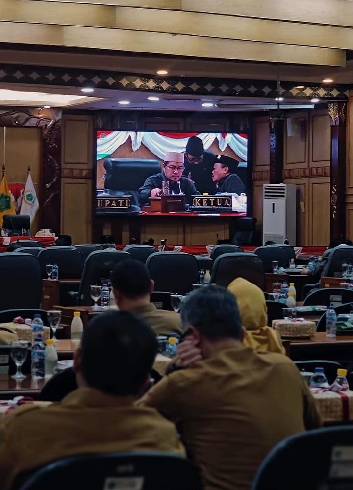 CAPAIAN 2025: Ketua DPRD Sidoarjo Abdillah Nasih memimpin rapat paripurna di Gedung DPRD Sidoarjo.
