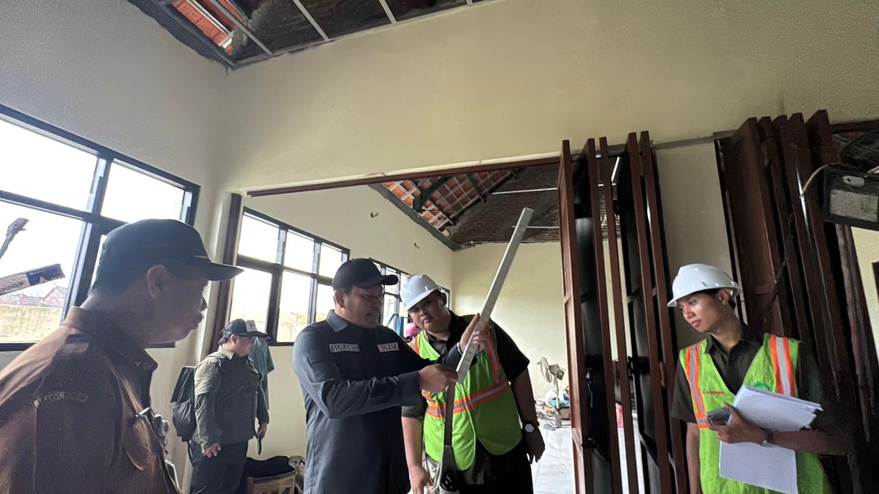 PENINGKATAN PROSES BELAJAR MENGAJAR: Bupati Sidoarjo Subandi melihat kondisi pembangunan SDN Suko dari anggaran APBD.