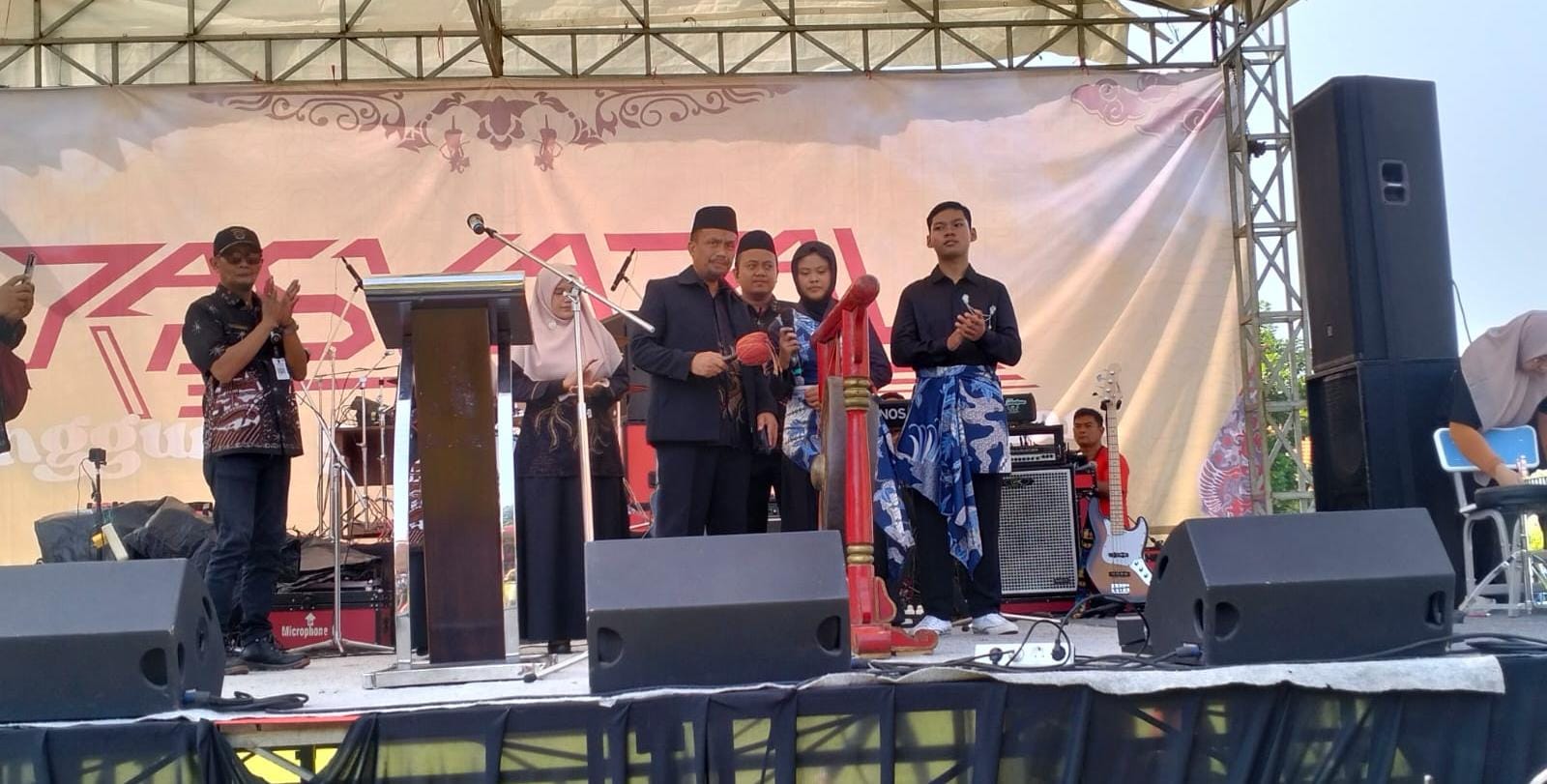 KEBERSAMAAN: Kepala SMKN 3 Buduran Rahadi Supratikto,M.Pd saat membuka acara Diesnatalis ke-36 Paskapal Vol 3. (ANAS/ RADAR SIDOARJO)