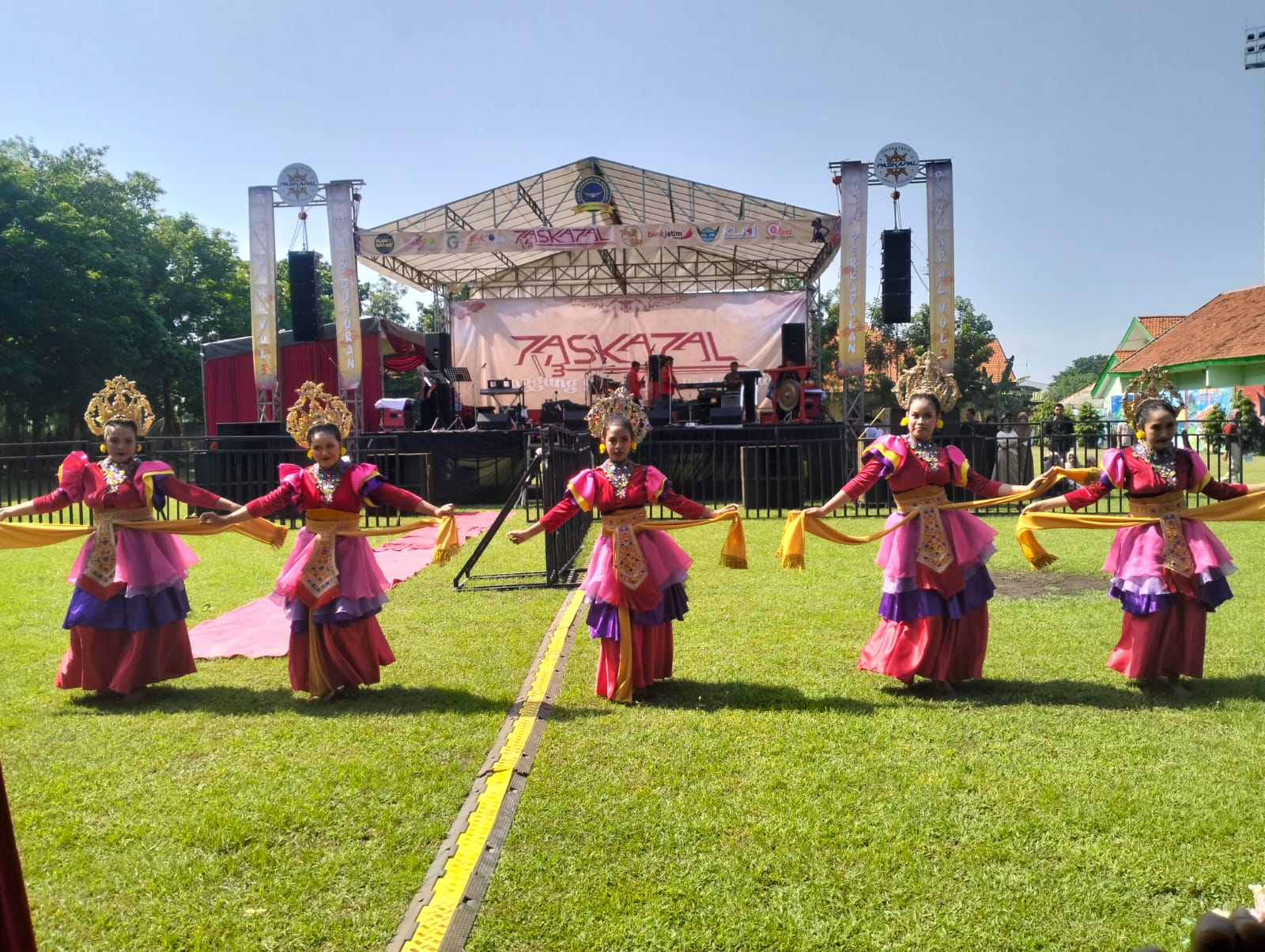 GEMULAI: Para siswa SMKN 3 Buduran saat menampilkan Tari Tanjung Gemirang dalam kegiatan Dies Natalis Paskapal Vol 3. (ANAS/ RADAR SIDOARJO)