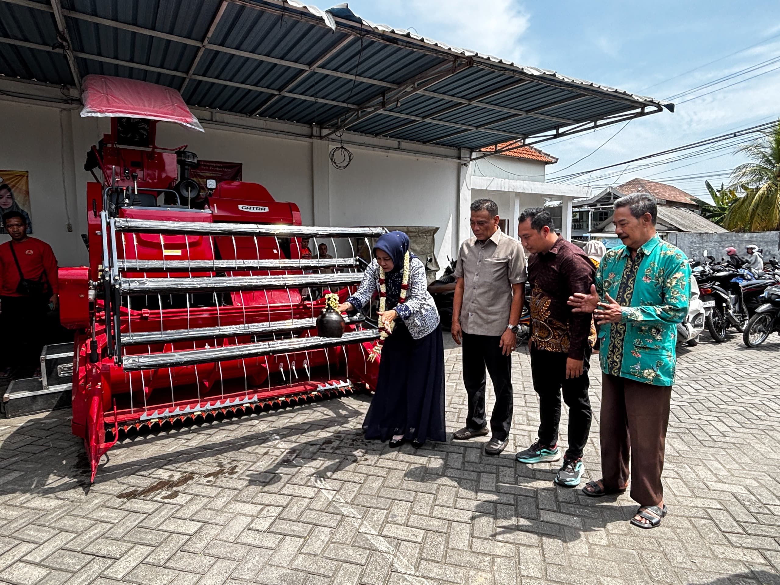 KETAHANAN PANGAN: Wabup Sidoarjo serahkan mesin kombi ke kelompok tani.