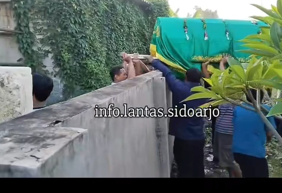 VIRAL: Penolakan akses jalan, jenazah akhirnya dimakamkan di Tempat Pemakaman Umum Praloyo. (Capture IG Info Lantas Sidoarjo)