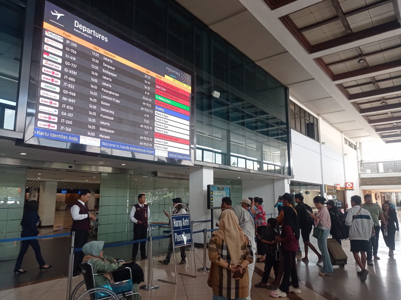 MELONJAK: Sejumlah calon penumpang pesawat memadati area Bandara Internasional Juanda di Sidoarjo. (SURYANTO/RADAR SIDOARJO)