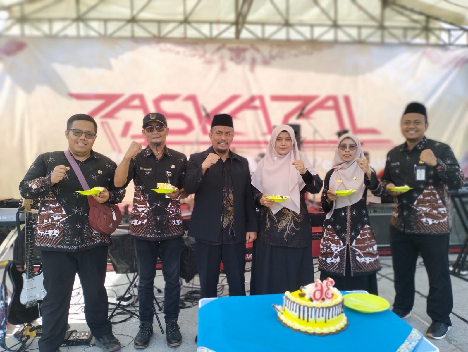 KOMPAK: Kepala SMKN 3 Buduran Rahadi Supratikto, M.Pd (tiga dari kiri) saat memotong kue bersama dewan guru dalam Diesnatalis ke-36 Paskapal. (ANAS/RADAR SIDOARJO)
