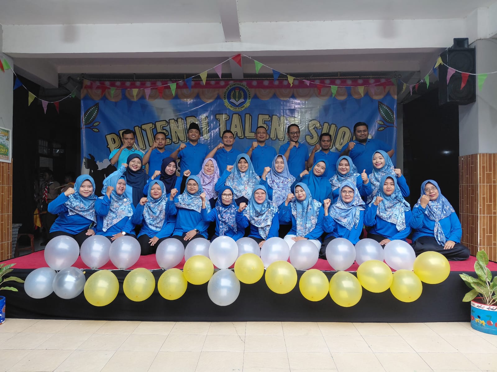 KOMPAK: Foto bersama guru SMP PGRI 10 Candi saat gelar Pritendi Talent Show. (ANAS/RADAR SIDOARJO)