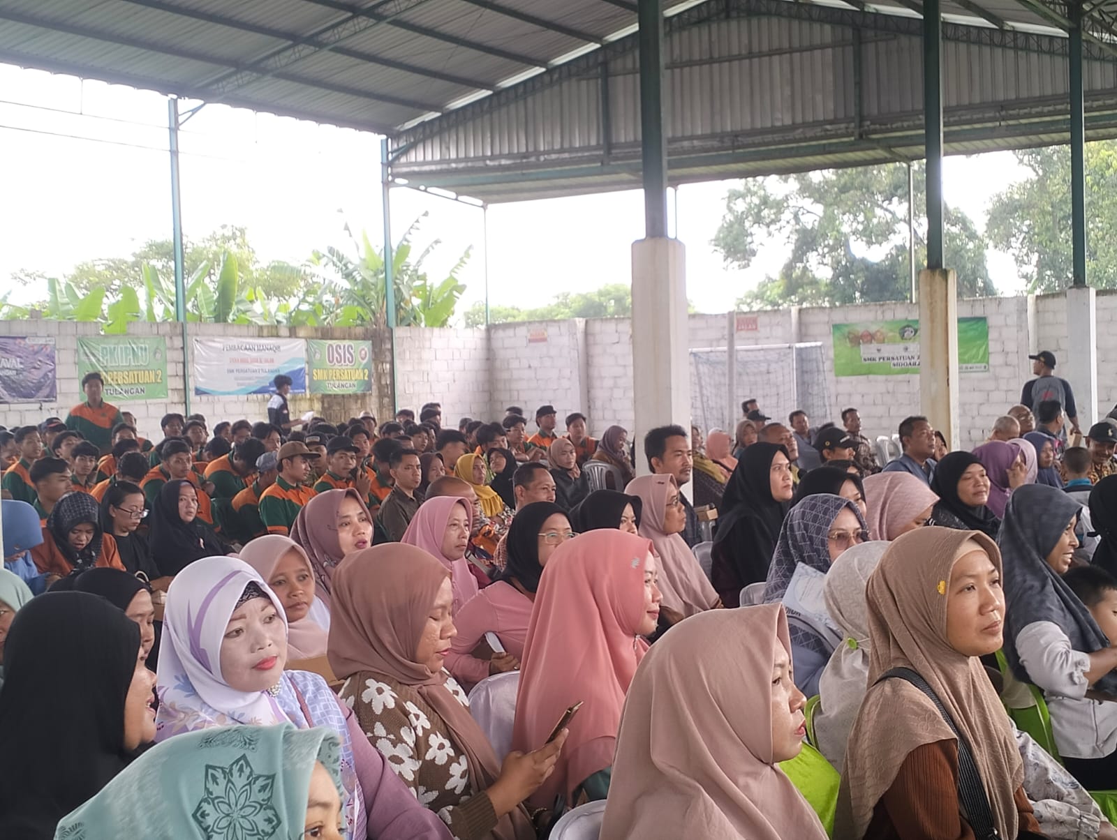 SEMANGAT: Para orang tua SMK Persatuan 2 Tulangan sangat antusias mengikuti kegiatan sosialisasi Exclusive program,kamis(18/12). (ANAS/RADAR SIDOARJO)