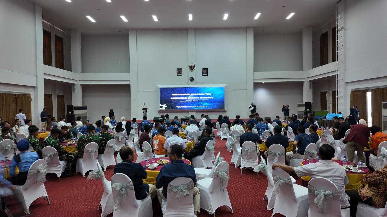 KOMITMEN: Petugas Bandara Juanda Sidoarjo, warga, bersama instansi terkait ikuti sosialisasi anti narkoba.