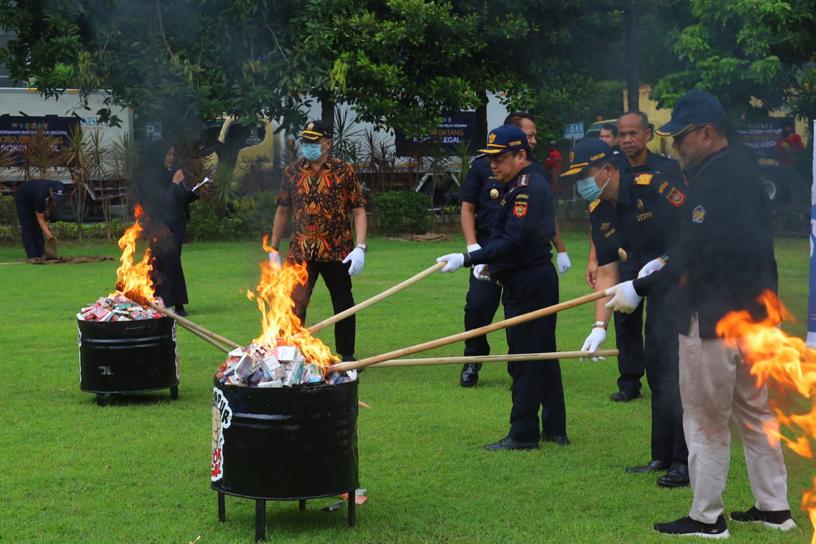 DIBAKAR: Petugas secara simbolis memusnahkan rokok ilegal di halaman Kanwil DJBC Jatim, Jalan Raya Juanda, Sidoarjo. (SURYANTO/RADAR SIDOARJO)