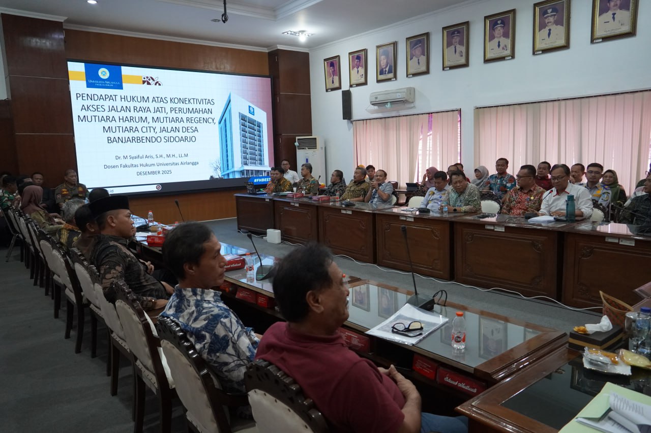 CARI SOLUSI: Forkopimda Kabupaten Sidoarjo duduk bersama untuk membahas polemik tembok pembatas yang menutup akses jalan warga Banjarbendo di Perumahan Mutiara Regency.
