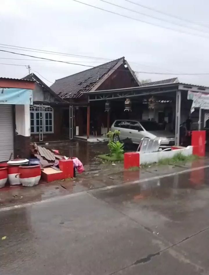GENTENG BETERBANGAN: Kondisi rumah warga di Buduran usai diterjang angin puting beliung.