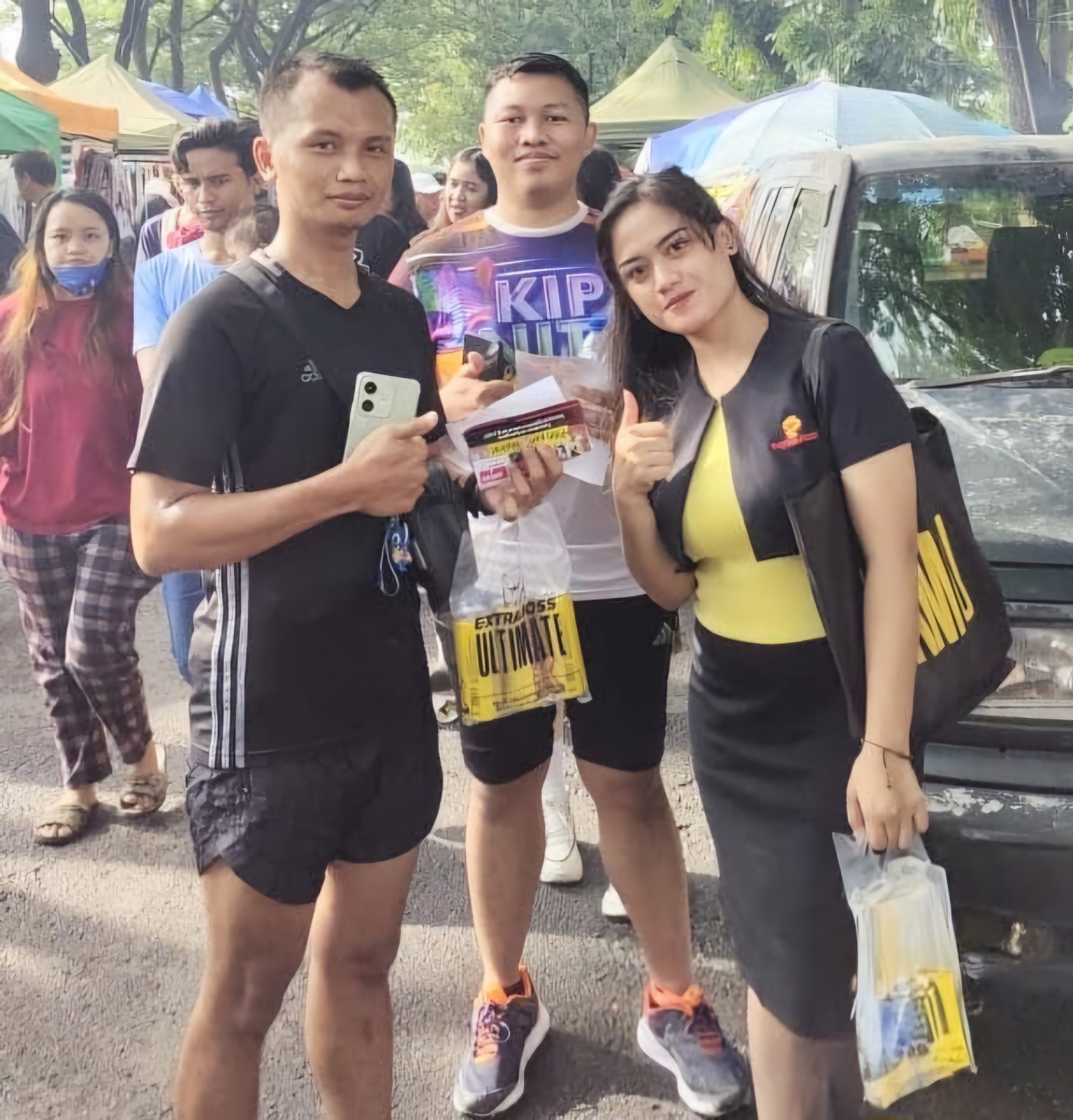 SEBAR KESEGARAN: Pengunjung CFD antusias menerima Extra Joss Ultimate. Produk ini menjadi teman penyegar di tengah aktivitas olahraga dan rekreasi warga pada akhir pekan.(IST/RADAR SIDOARJO)