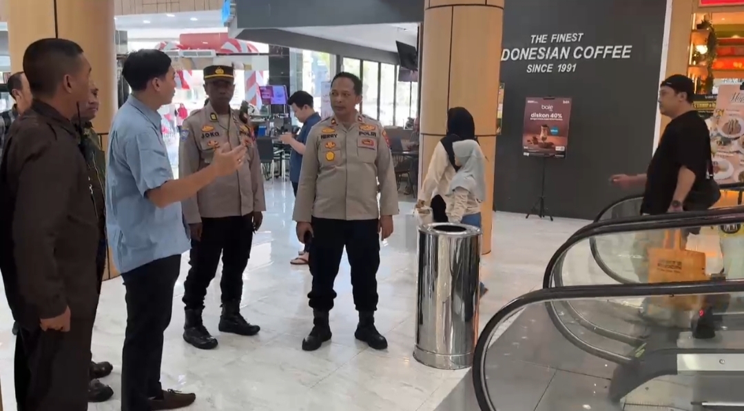 KOORDINASI: Polisi memantau keamanan di salah satu pusat perbelanjaan di Sidoarjo.