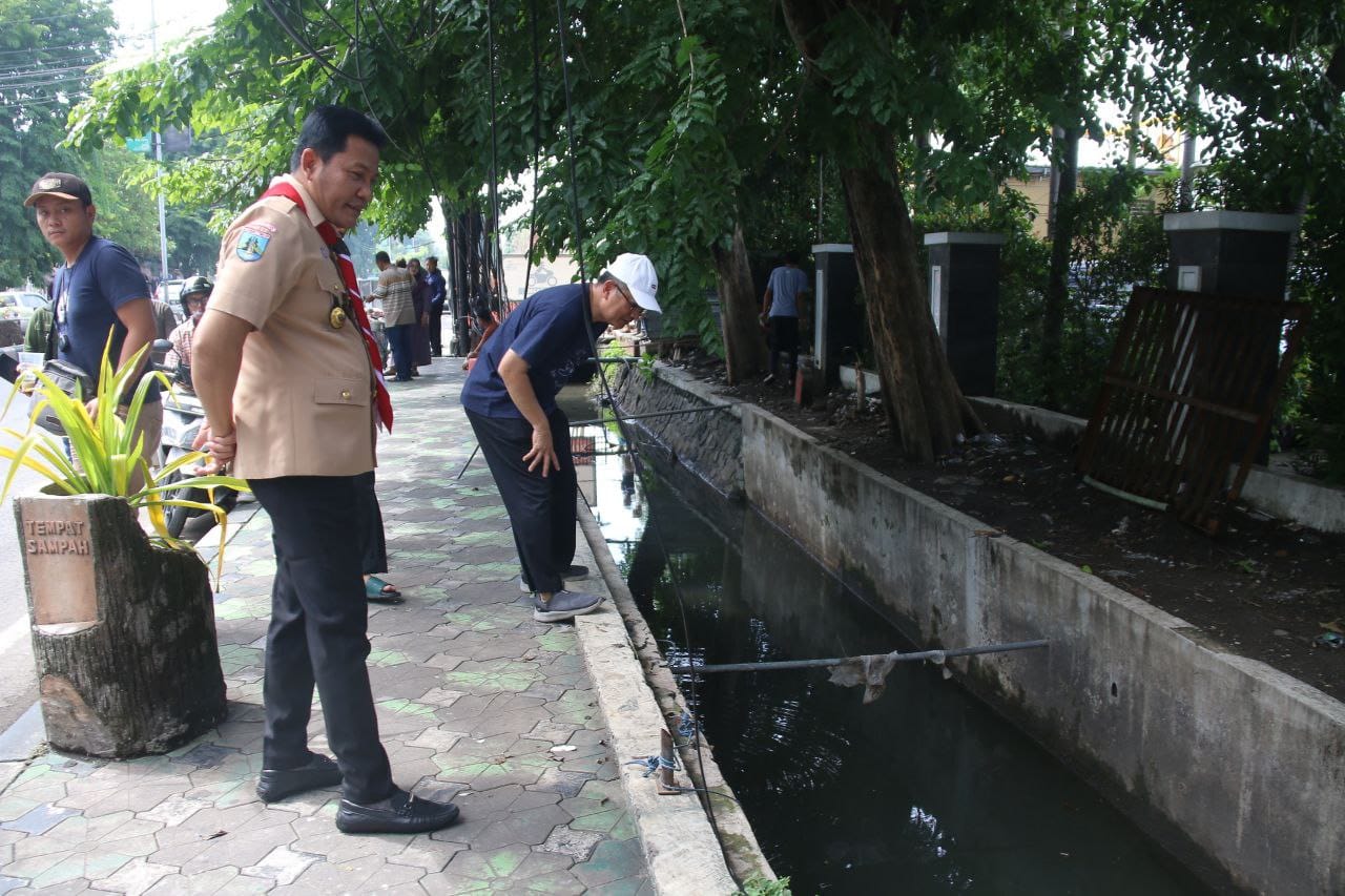 GANGGU PELAYANAN: Bupati Sidoarjo Subandi mencari solusi dengan melihat kondisi saluran air agar RSUD RT Notopuro tidak kembali banjir saat hujan deras.