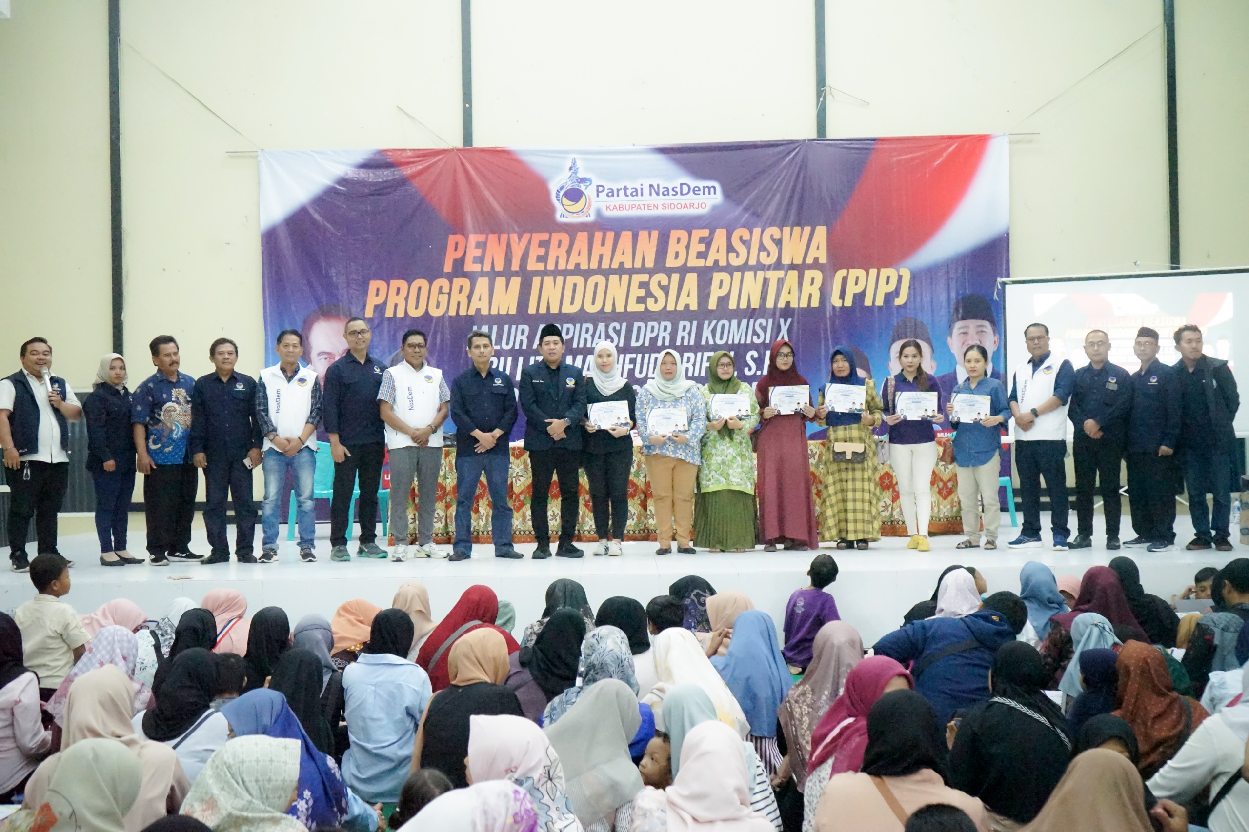BERMANFAAT: Melalui Program Indonesia Pintar (PIP) jalur aspirasi DPR RI Komisi X, Ibu Lita Machfud Arifin, S.H. dari Fraksi Partai NasDem menyalurkan beasiswa pendidikan kepada 15.791 siswa.