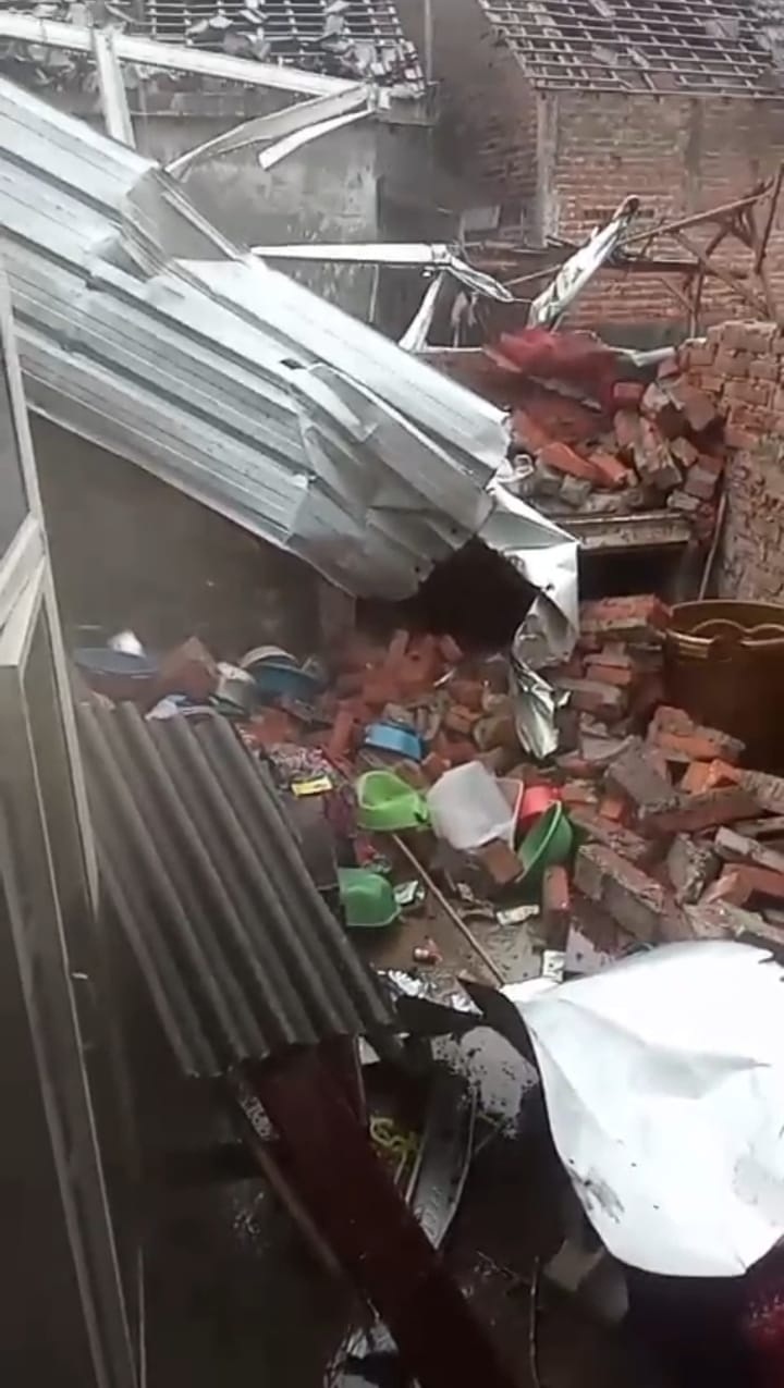 PARAH: Rumah warga di Sidoarjo rusak usai diterjang angin puting beliung.