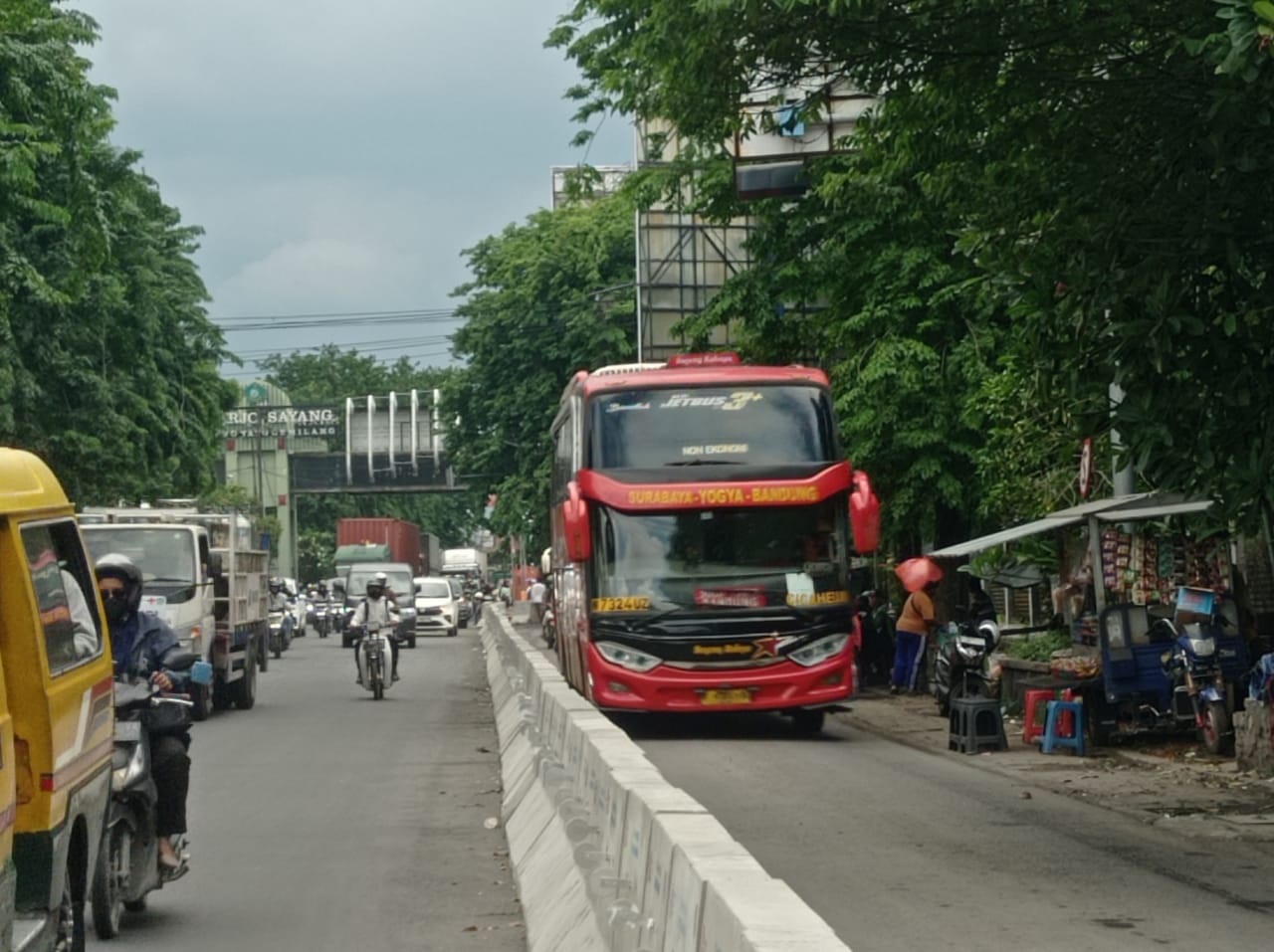 ANTISIPASI: Concrete road barrier dipasang untuk mengurai kemacetan di area pintu keluar bus Terminal Purabaya. (SURYANTO/RADAR SIDOARJO)