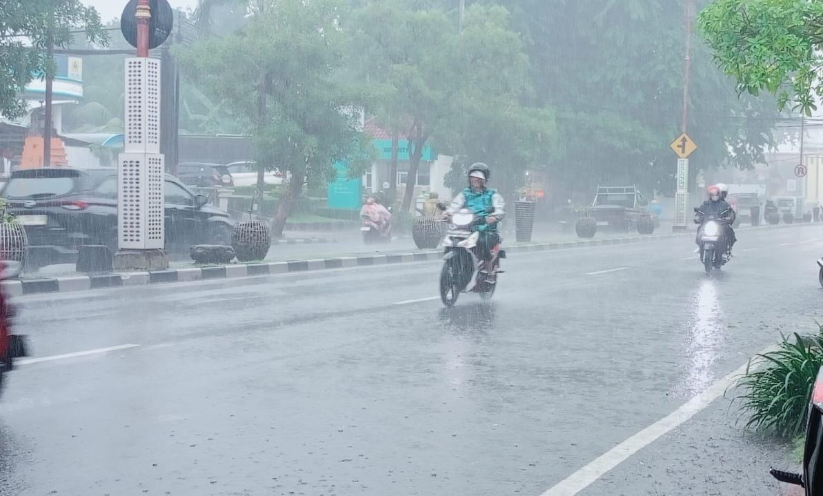 WASPADA: Hujan lebat mengguyur Sidoarjo. (DIKY SANSIRI/RADAR SIDOARJO)
