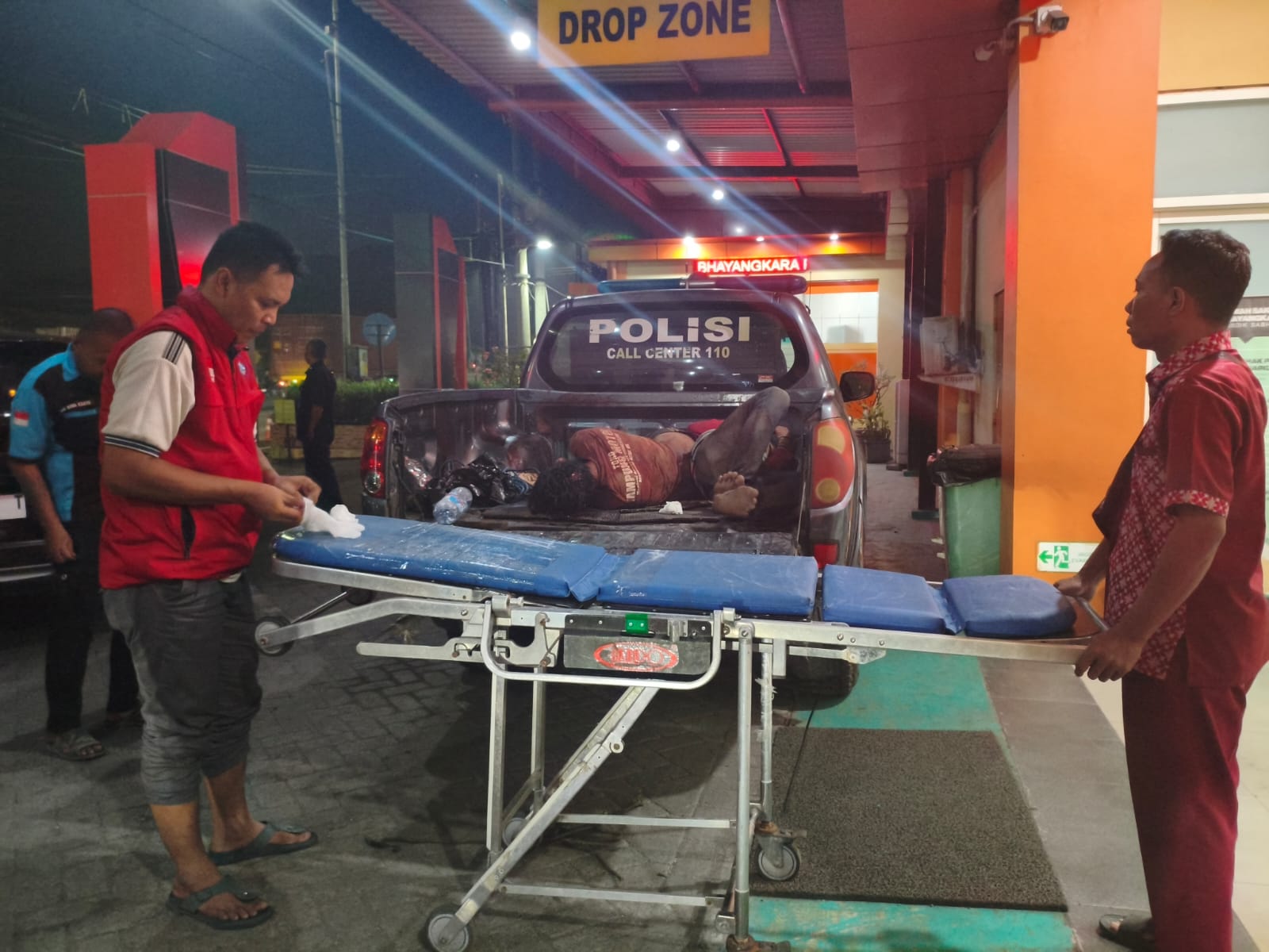 BABAK BELUR: Terduga pelaku saat dievakuasi usai dihajar massa.