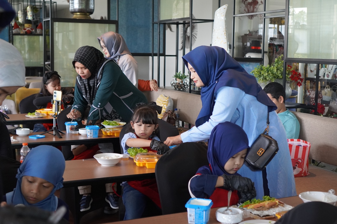MENYENANGKAN: Swiss-Belinn Airport Surabaya menggelar kegiatan Kids Yogurt Cooking Class.