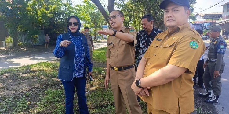 DICOR LAGI: Wakil Bupati Sidoarjo Mimik Idayana saat meninjau kawasan Jalan Lingkar Timur.