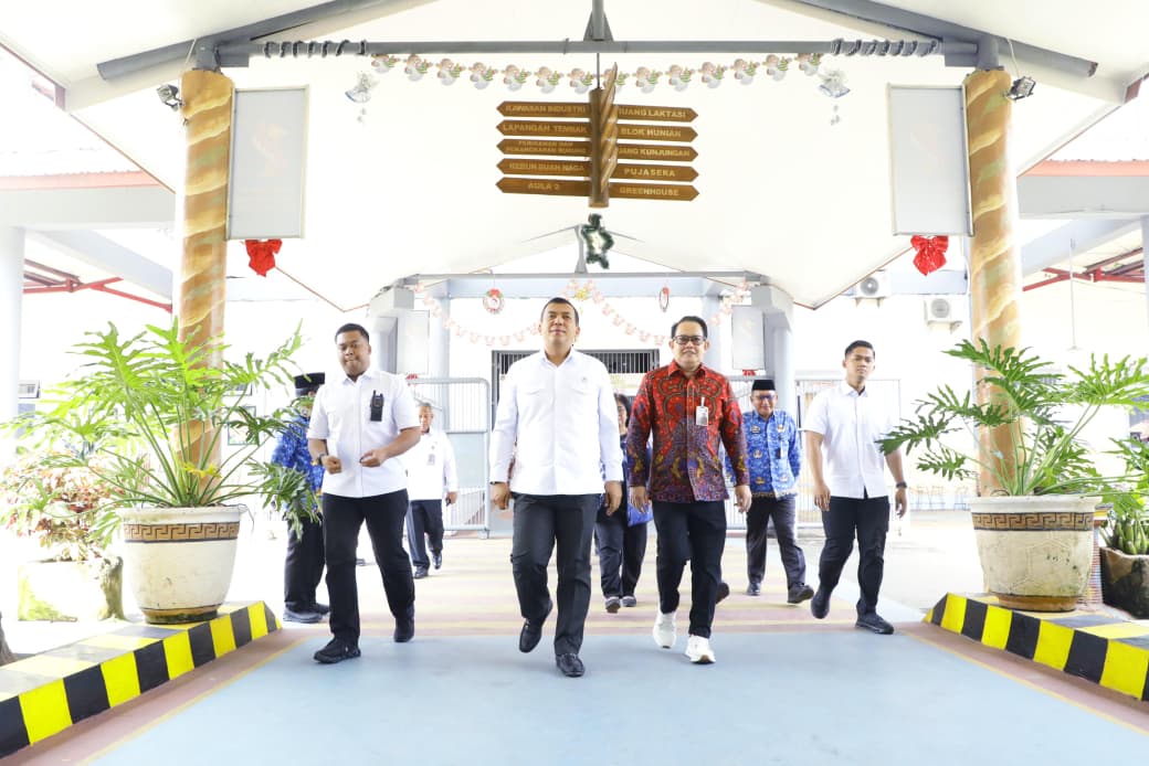 KEAGAMAAN: Wamen Kemenimipas Silmy Karim (tengah) Rayakan Natal Bersama Napi di Lapas Porong.