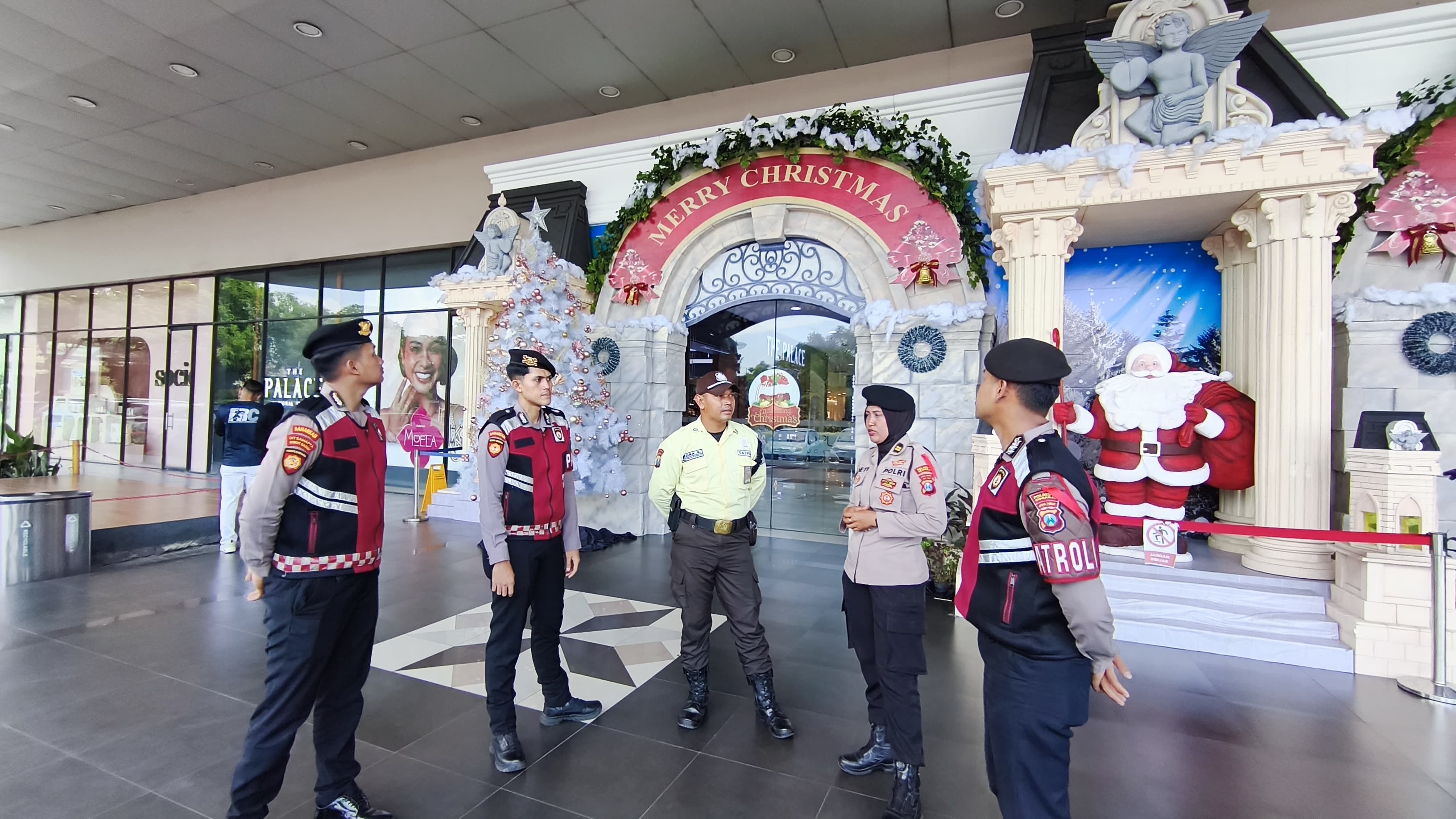 ANTISIPASI: Polisi melakukan patrol di pusat perbelanjaan di wilayah Sidoarjo.