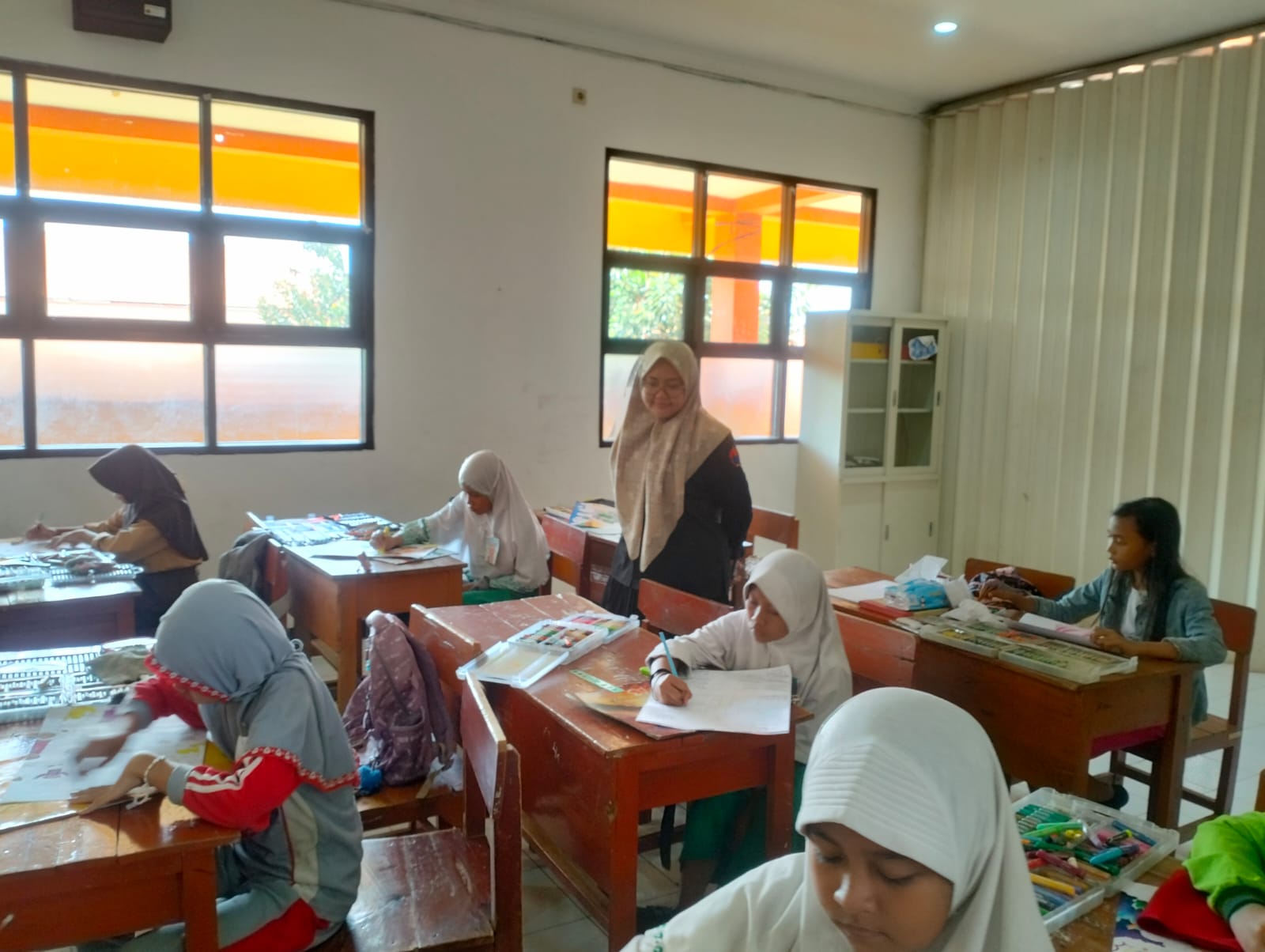 KREATIVITAS: Puluhan siswa TK dan SD ikuti Ten Of Cup yang diselenggarakan oleh SMP Sepuluh Nopember Sidoarjo, Selasa (22/12). (ANAS/RADAR SIDOARJO)