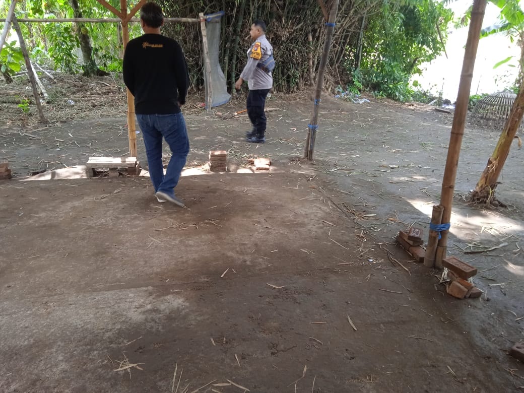 WASPADA: Polisi terjun ke lokasi untuk memastikan tidak ada sabung ayam.