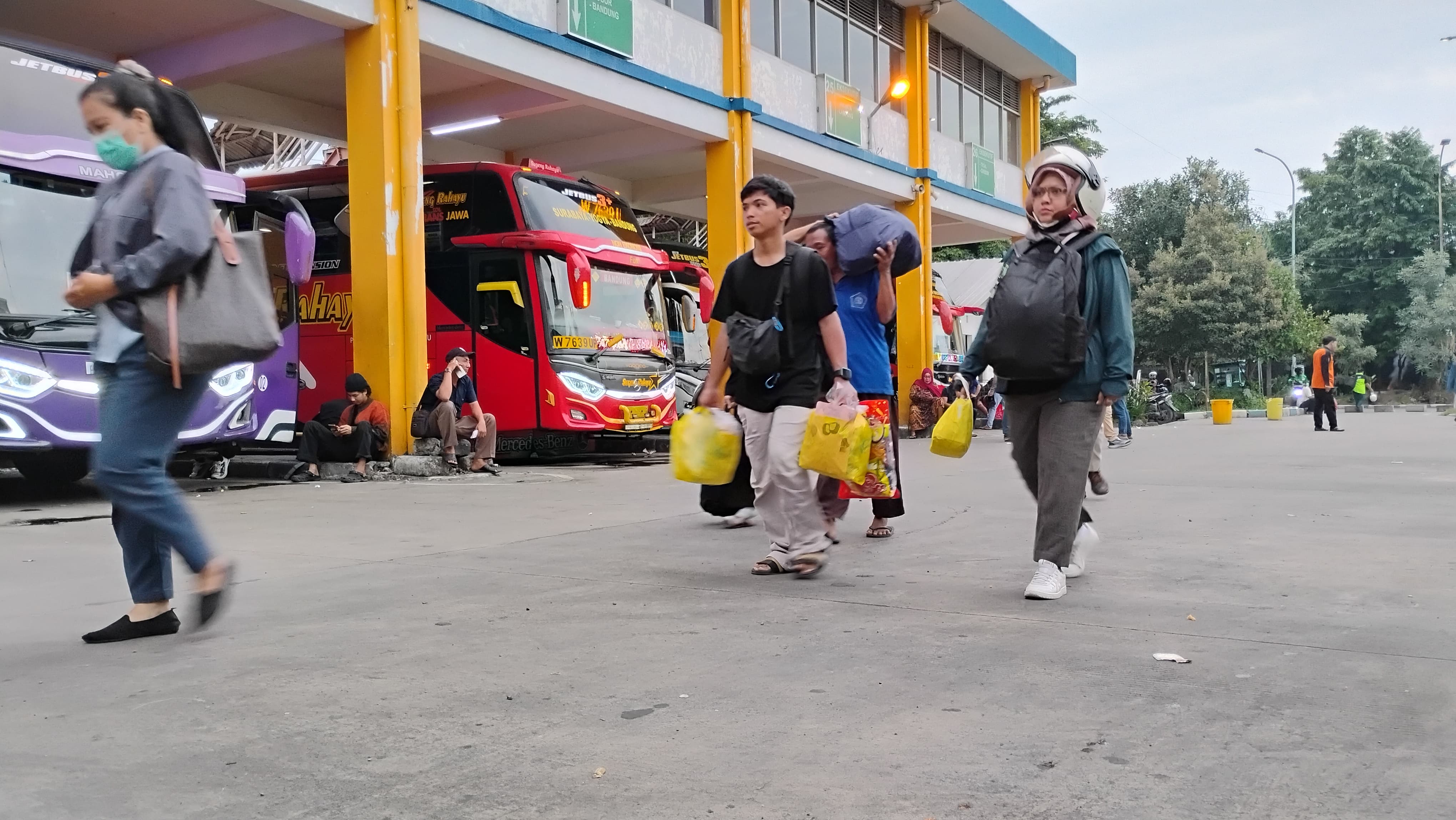 LIBURAN: Sejumlah calon penumpang bus berada di area keberangkatan Terminal Purabaya, Bungurasih, Sidoarjo. (SURYANTO/RADAR SIDOARJO)