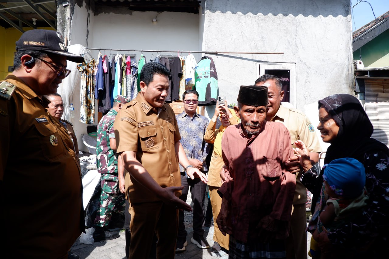 TIDAK LAYAK: Rumah milik kakek pencari rongsokan dikunjungi Bupati Sidoarjo Subandi.