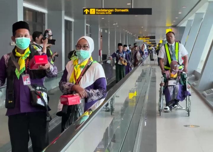 BERANGKAT: Ratusan calon jemaah haji 2025 saat berada di Bandara Internasional Juanda Sidoarjo.