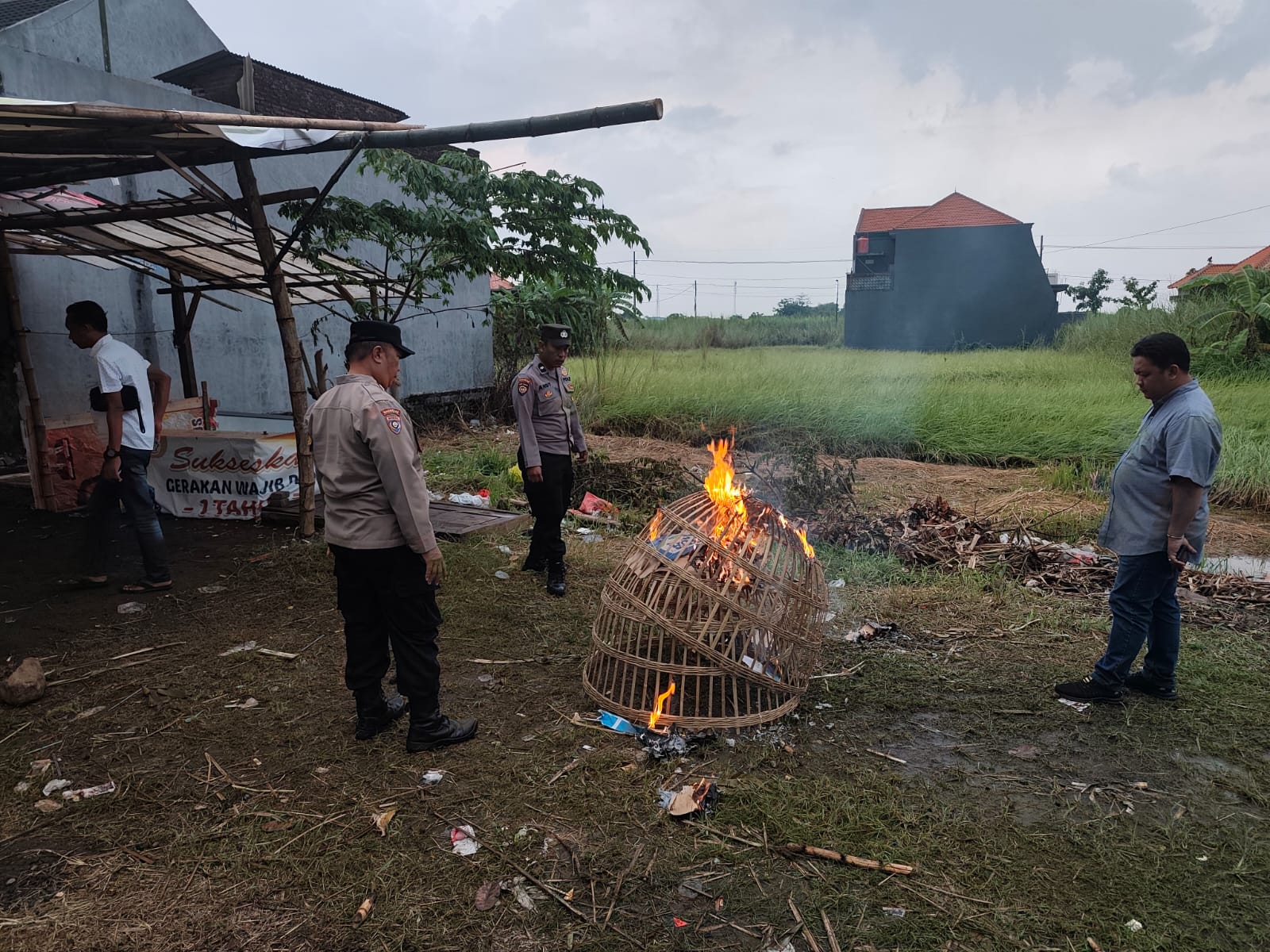 TEGAS: Personel Polsek Tulangan membakar sejumlah peralatan yang diduga digunakan untuk judi sabung ayam dj Desa Kepadangan, Tulangan