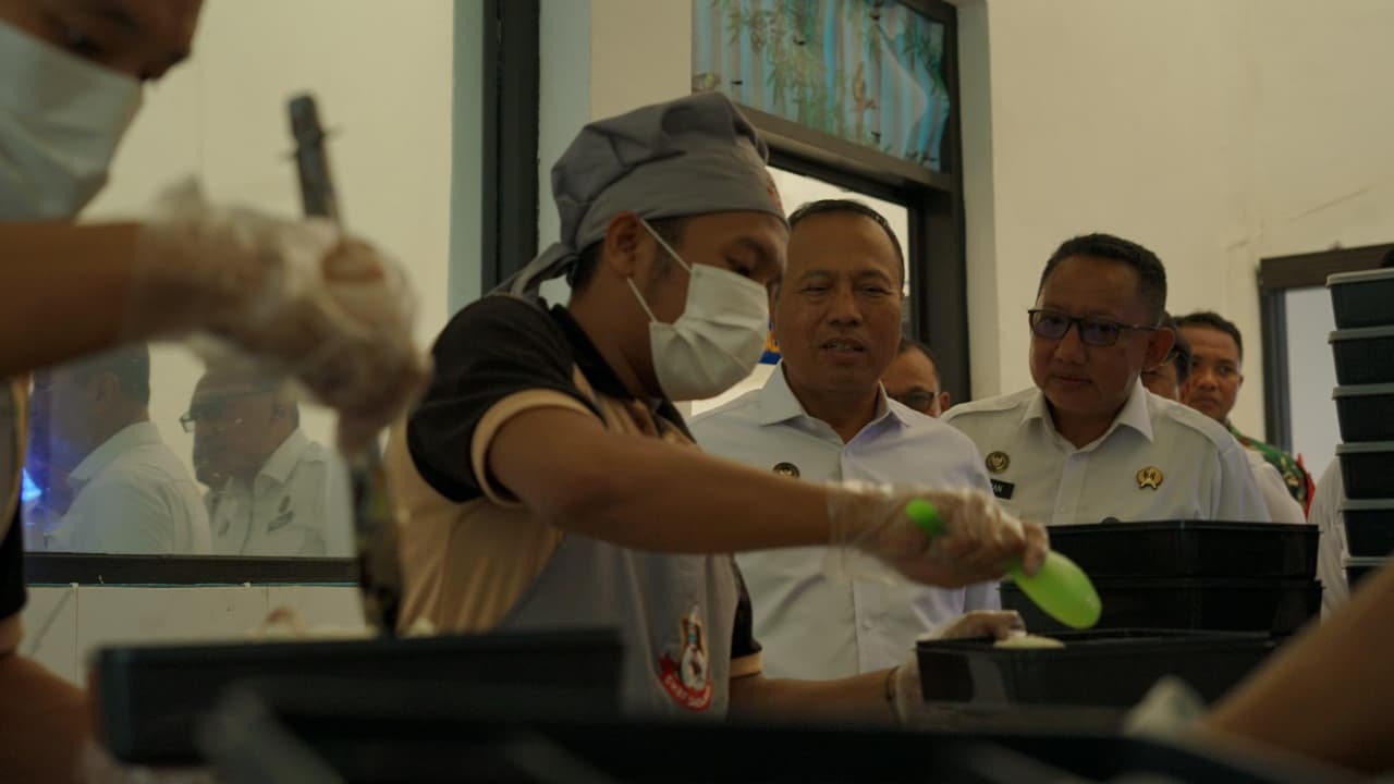 PASTIKAN KEAMANAN: Tenaga Ahli Menteri Imipas Rahmad Wahyudi memantau layanan dan pengamanan di Lapas Porong, Sidoarjo.