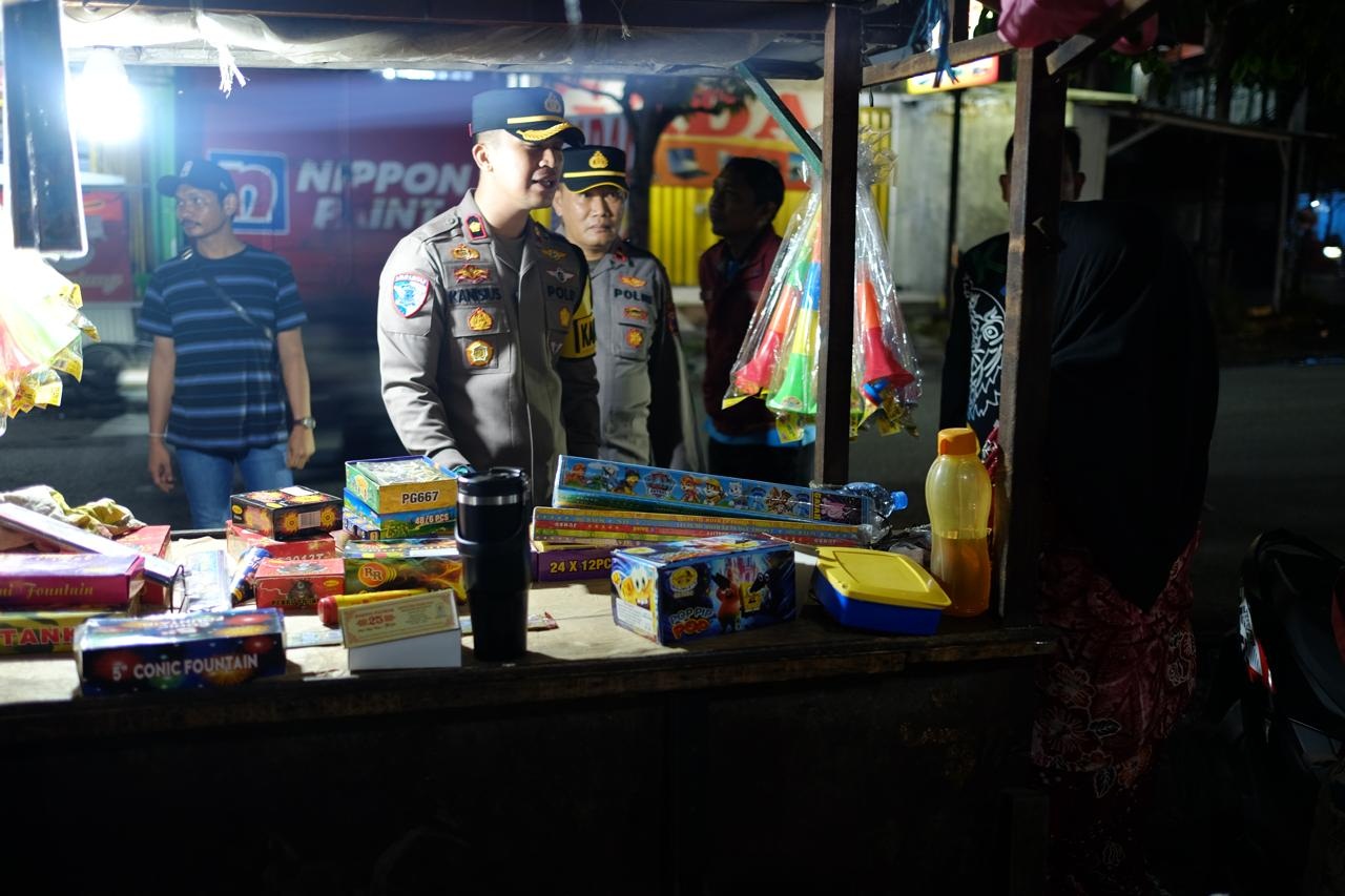 ANTISIPASI: Polisi memberikan imbauan kepada pedagang petasan dan kembang api di kawasan Kecamatan Taman.
