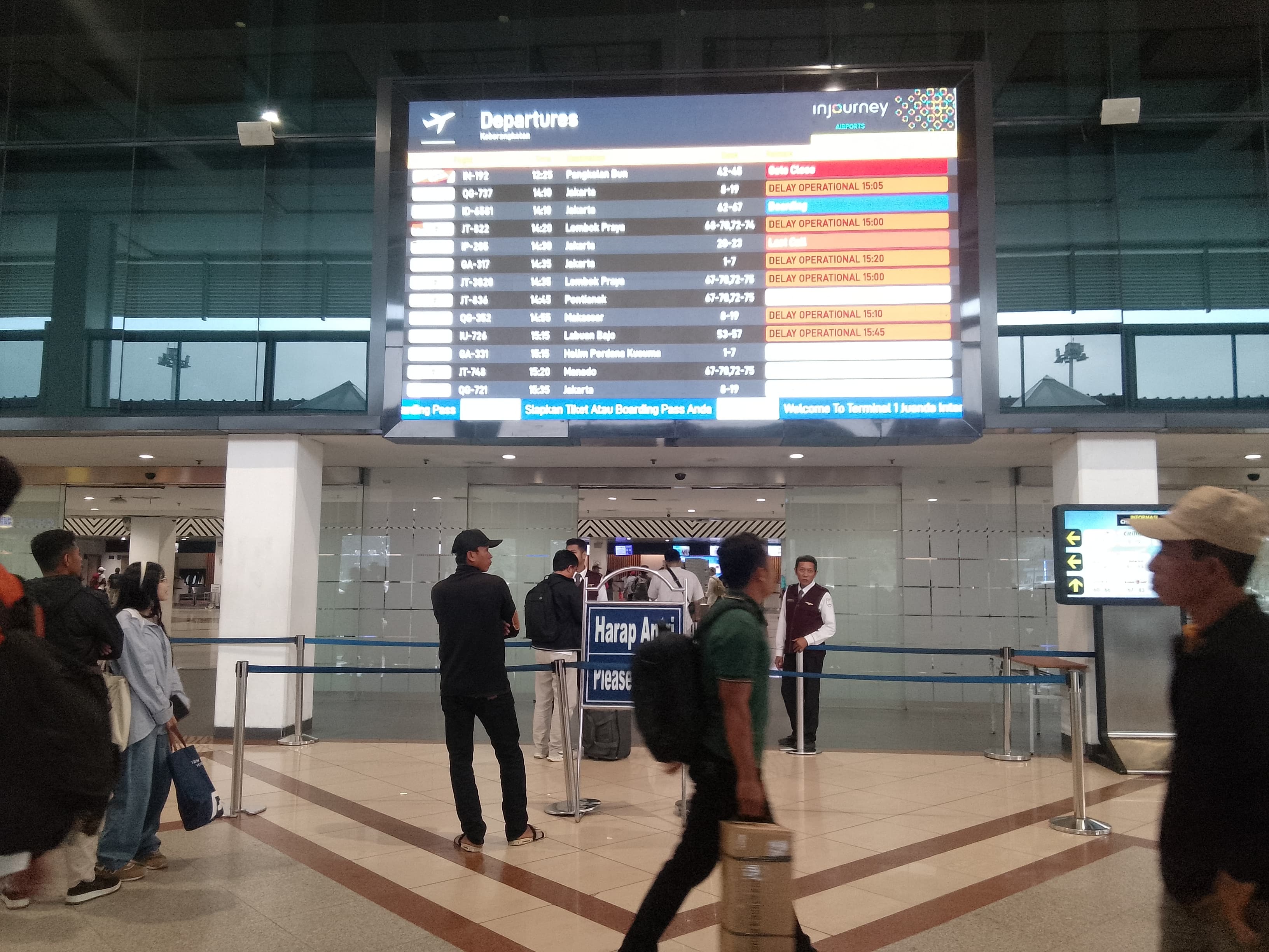 RAMAI: Kondisi Bandara Juanda Sidoarjo saat puncak arus libur Nataru. (DIKY SANSIRI/RADAR SIDOARJO)
