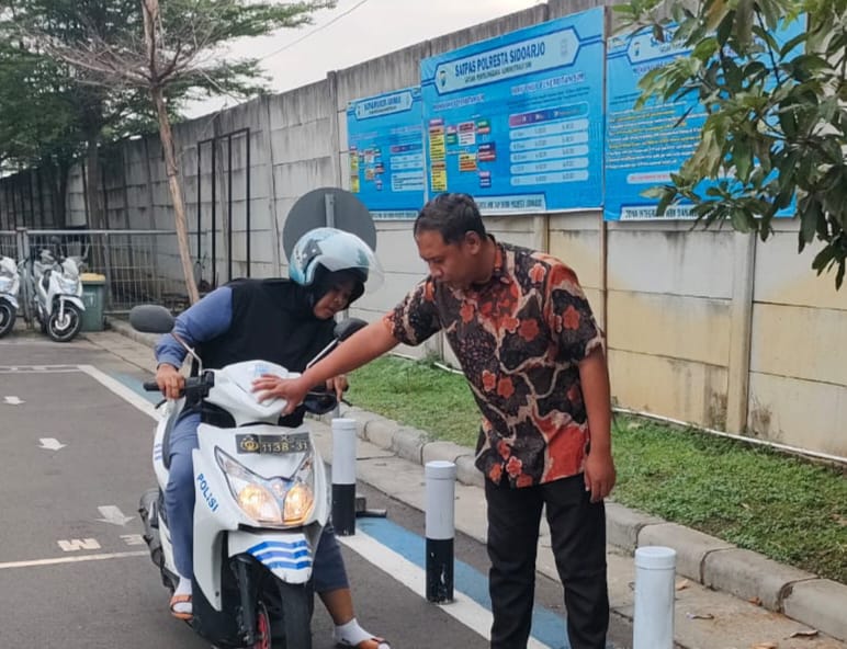 PELAYANAN PRIMA: Petugas Satpas Polresta Sidoarjo memberikan arahan yang mudah dipahami pemohon SIM.(IST/RADAR SIDOARJO)
