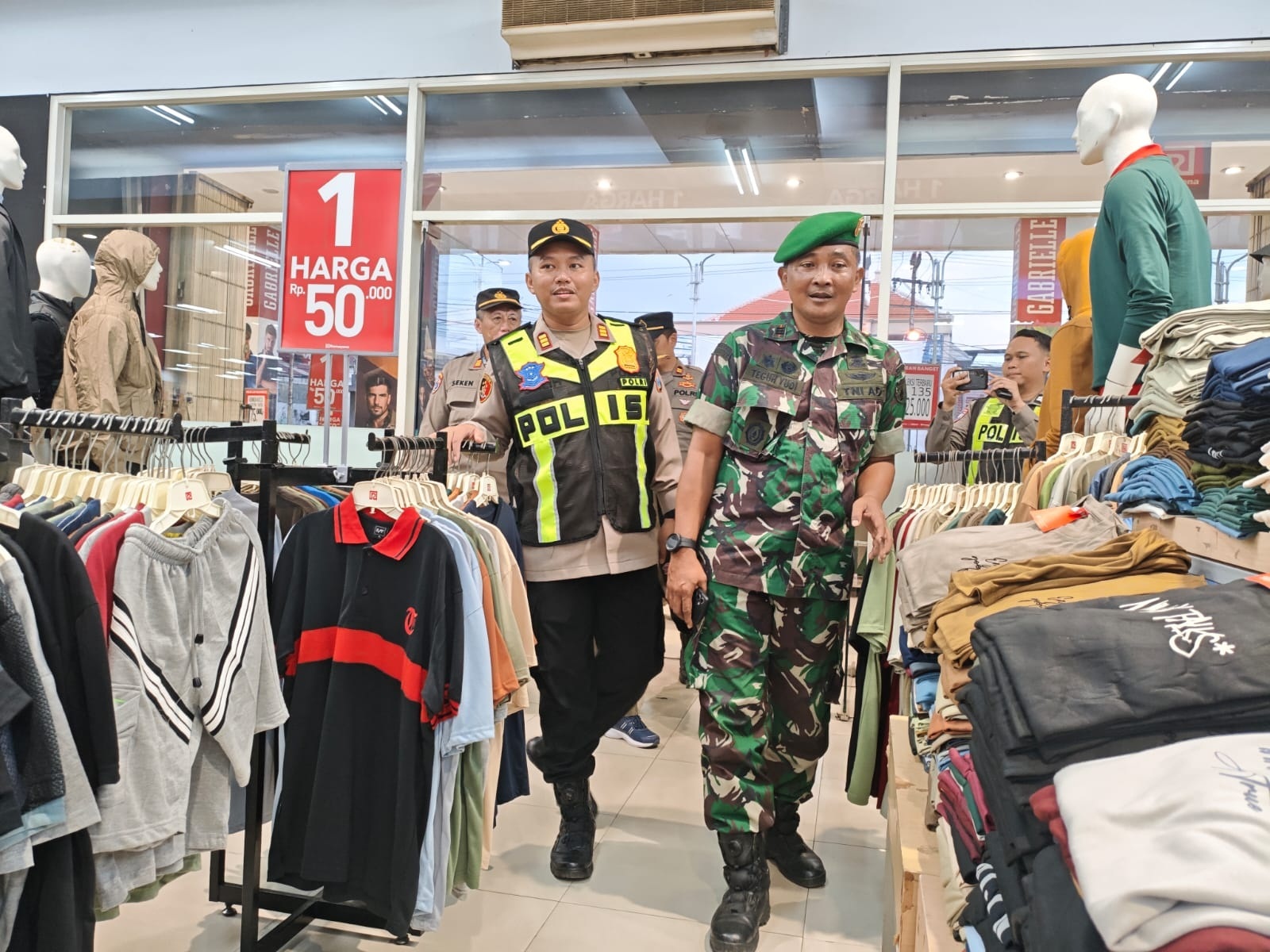 ANTISIPASI: Personel gabungan saat memantau keamanan di salah satu pusat perbelanjaan di Kecamatan Krian.