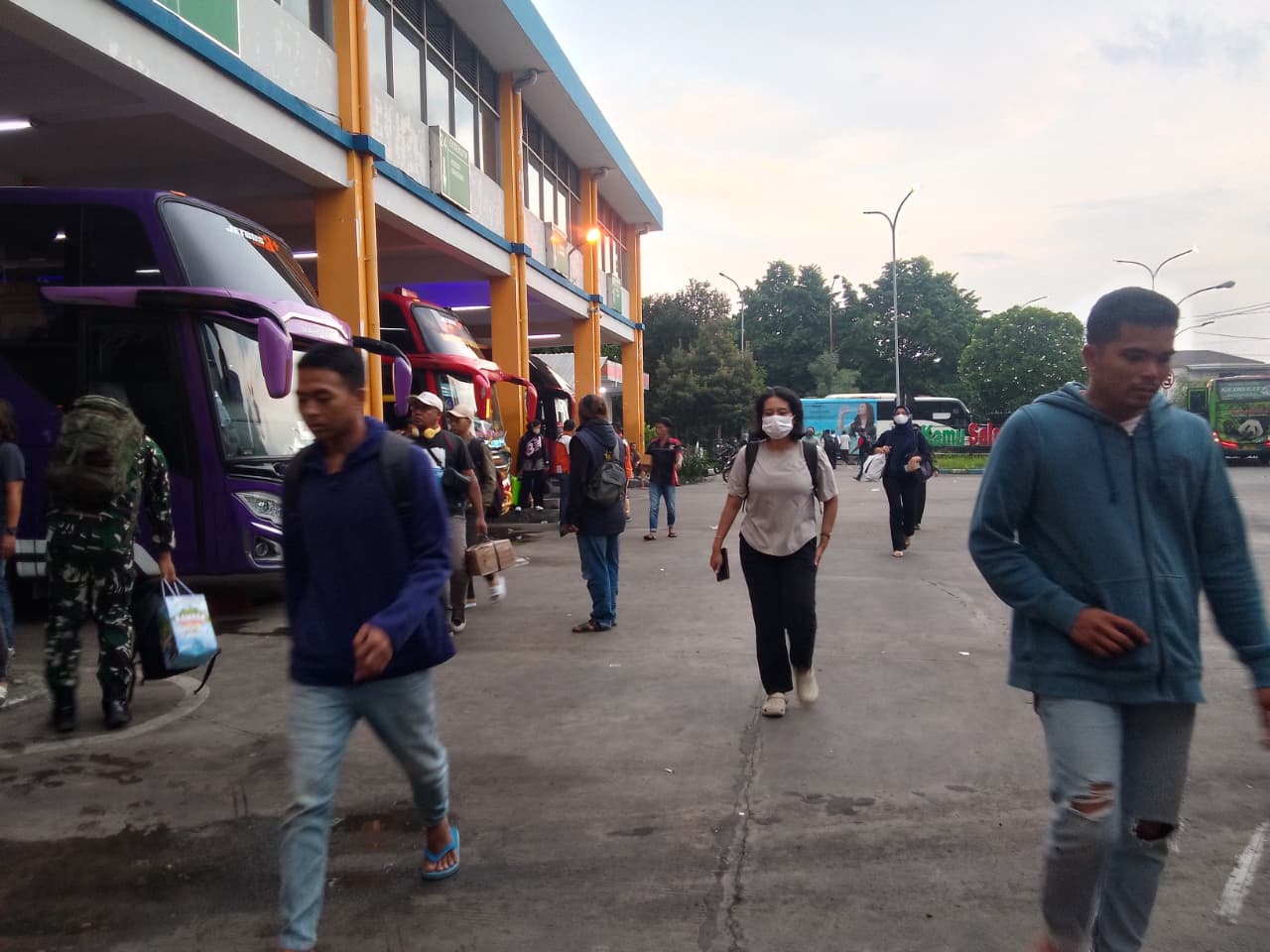 MELONJAK: Suasana penumpang bus di Terminal Purabaya, Bungurasih, Waru, Sidoarjo, Rabu (24/12) sore. (DIKY SANSIRI/RADAR SIDOARJO)