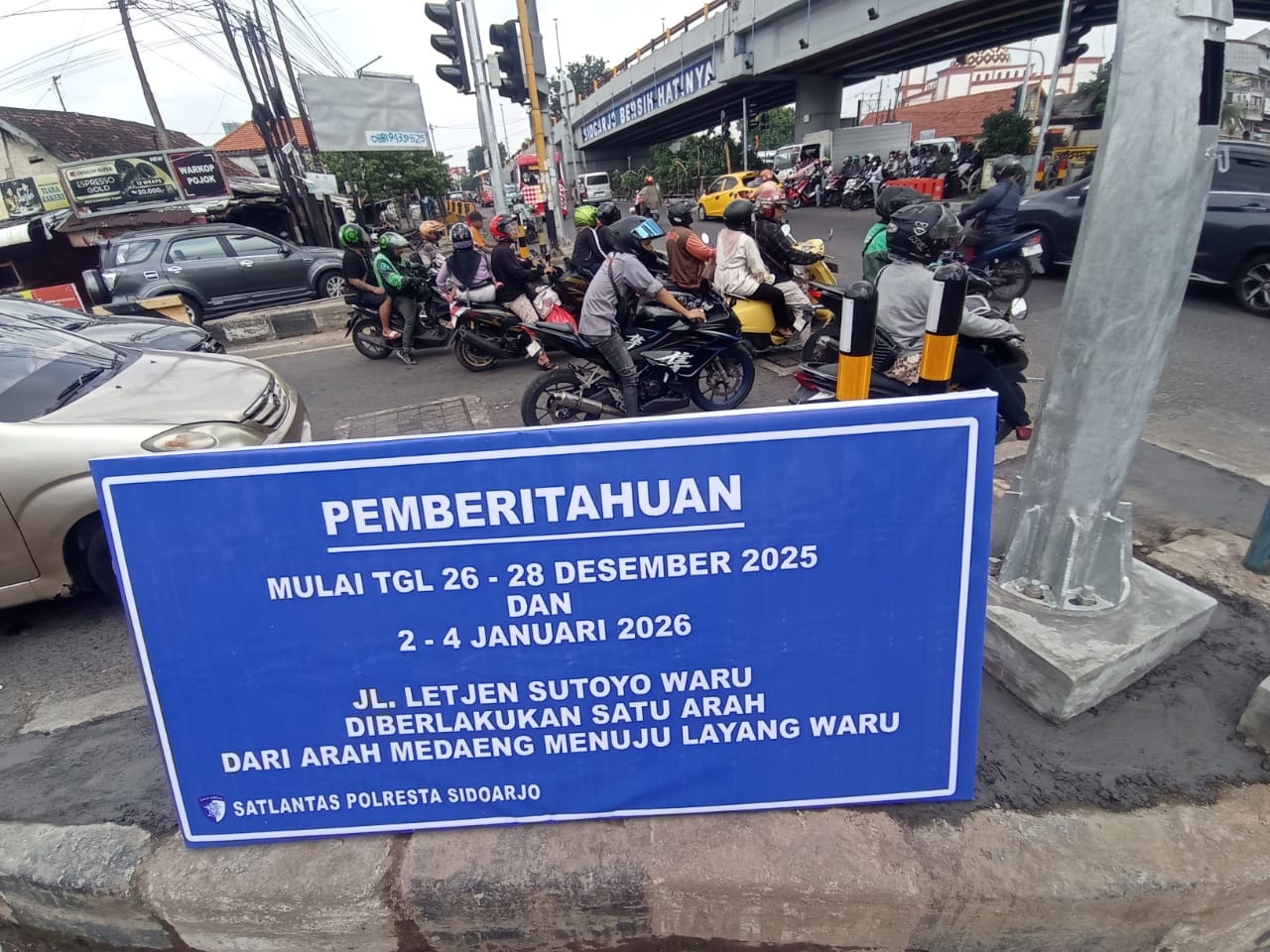 CEGAH MACET: Persiapan penerapan sistem satu arah (one way) tahap pertama di Jalan Letjen Sutoyo. (SURYANTO/RADAR SIDOARJO)
