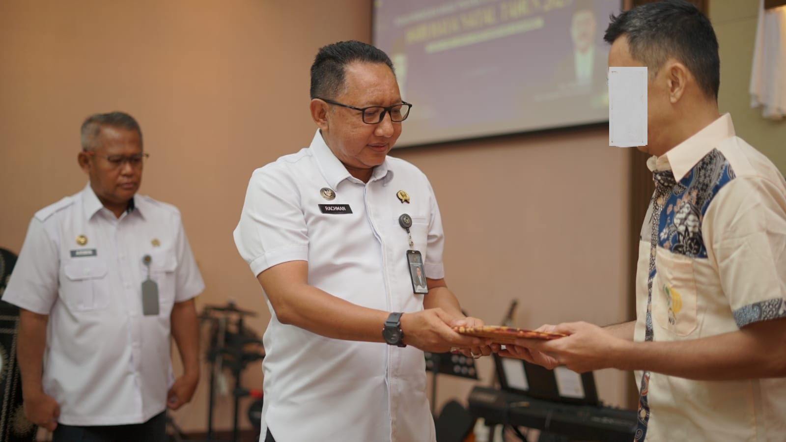PEMBINAAN: Pemberian remisi secara simbolis diserahkan langsung oleh Kepala Lapas (Kalapas) Kelas I Surabaya, Sohibur Rachman.